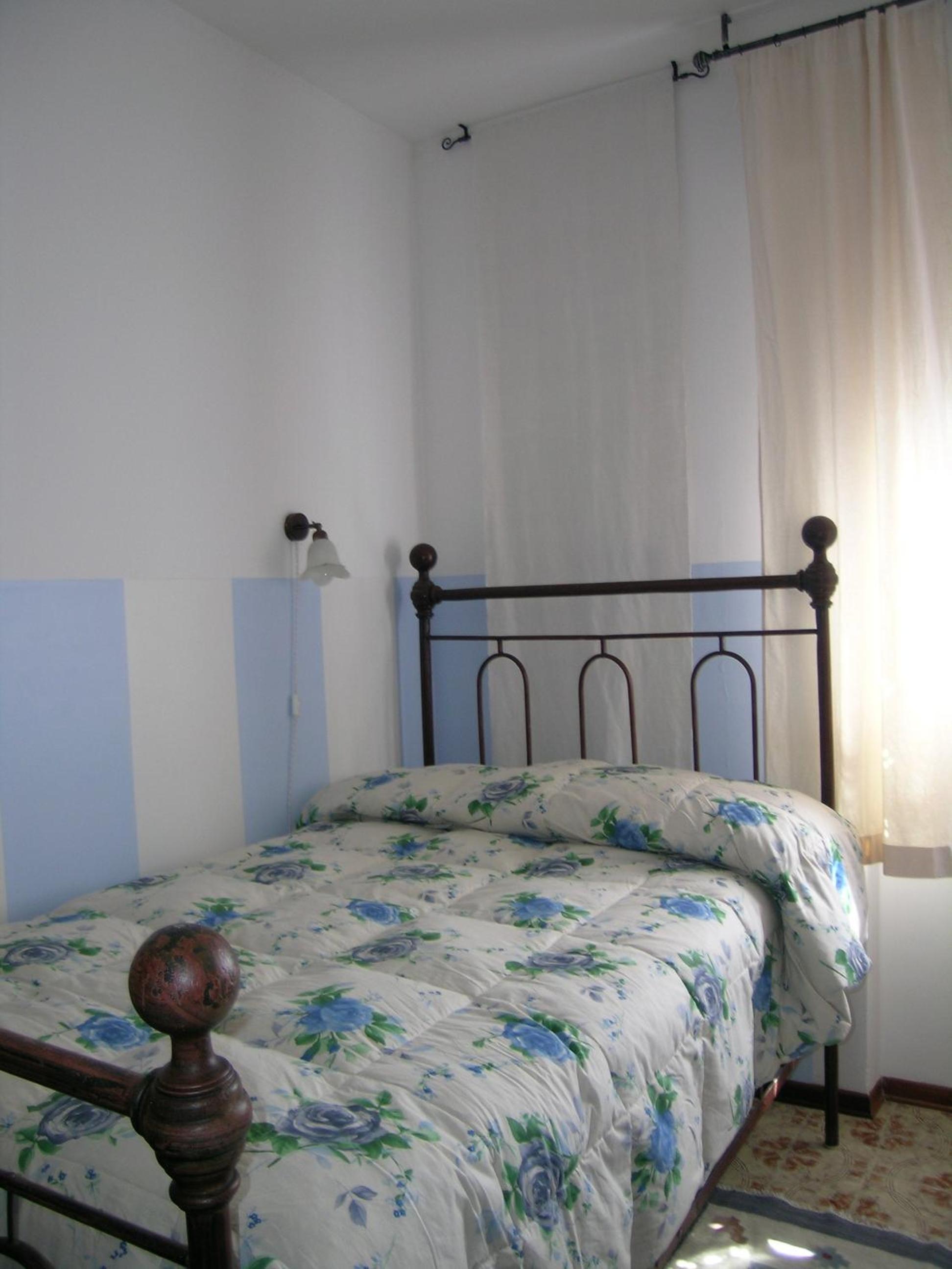 Single Room with Shared Bathroom photo 1