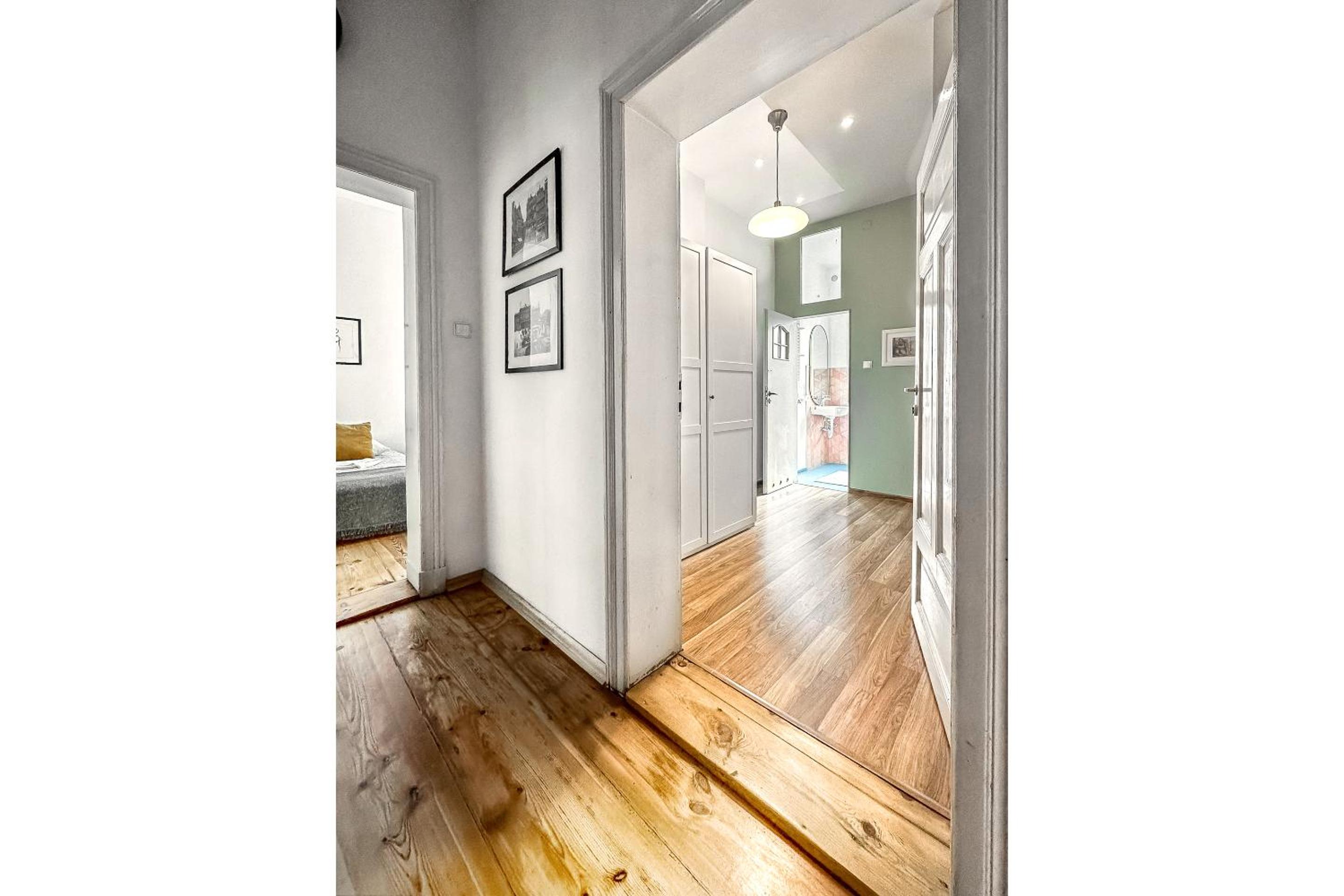 Deluxe Three-Bedroom Apartment with 2 Bathrooms and Balcony  - Photo 17