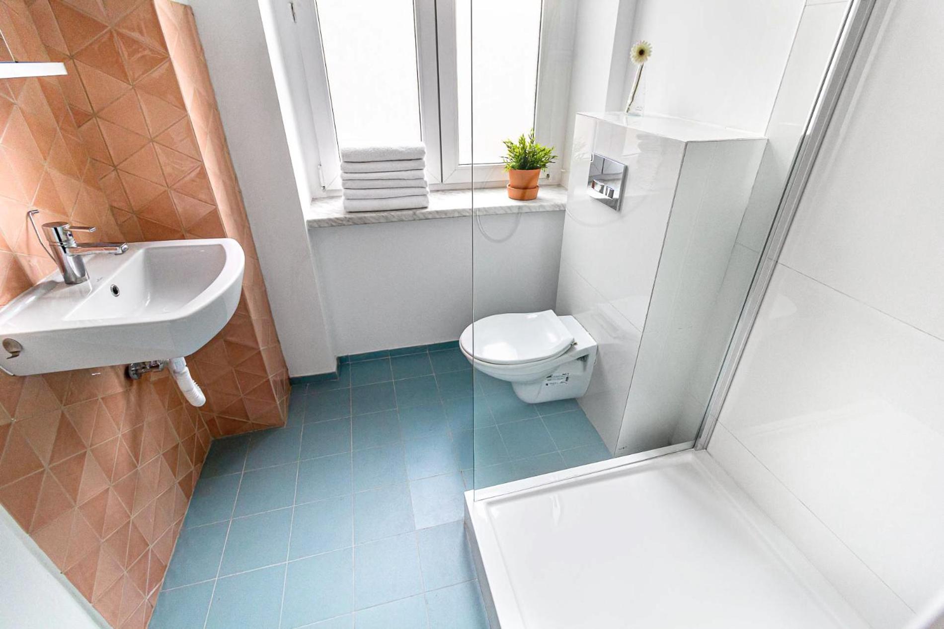 Deluxe Three-Bedroom Apartment with 2 Bathrooms and Balcony  - Photo 5