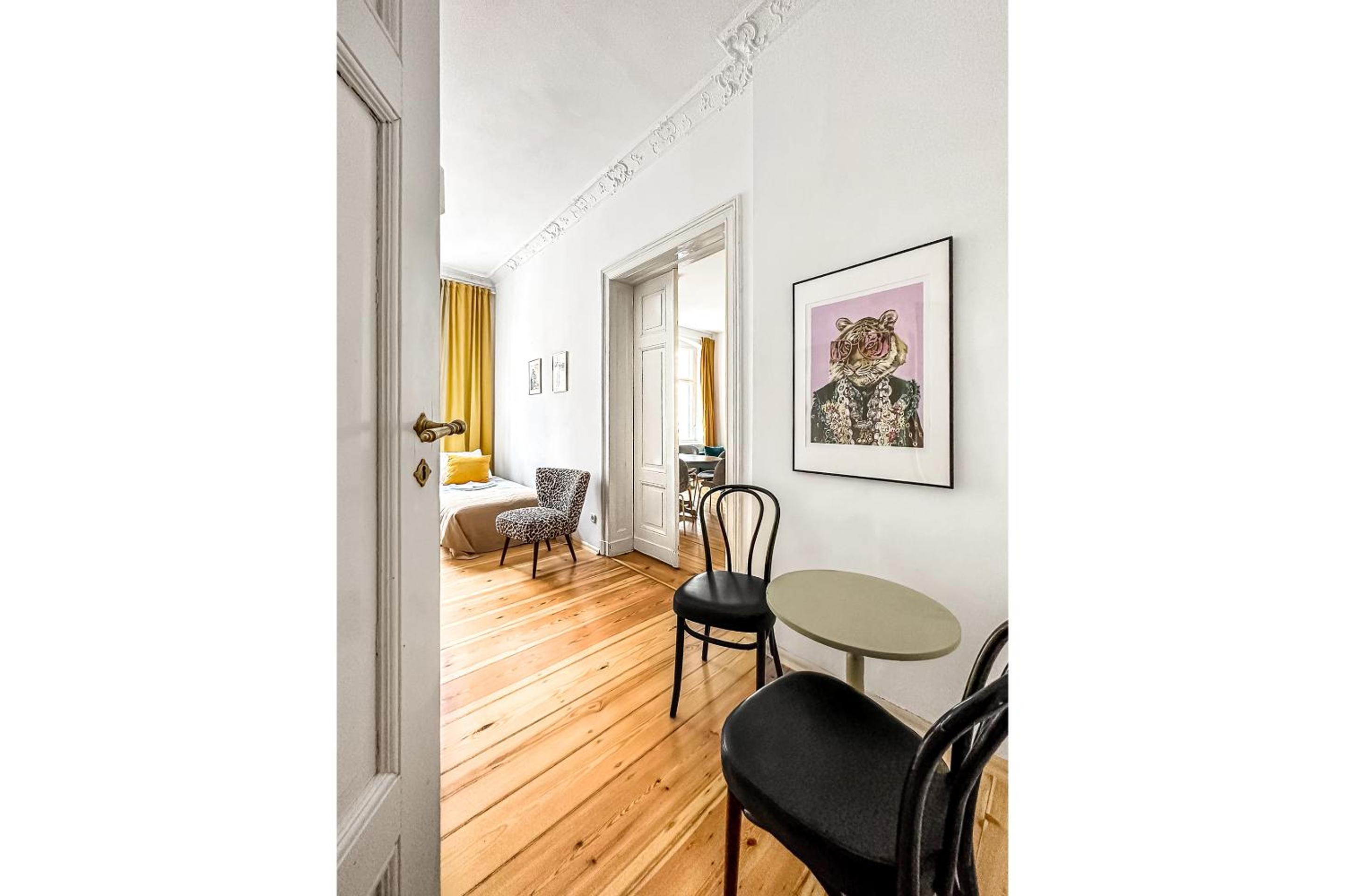 Deluxe Three-Bedroom Apartment with 2 Bathrooms and Balcony  - Photo 16