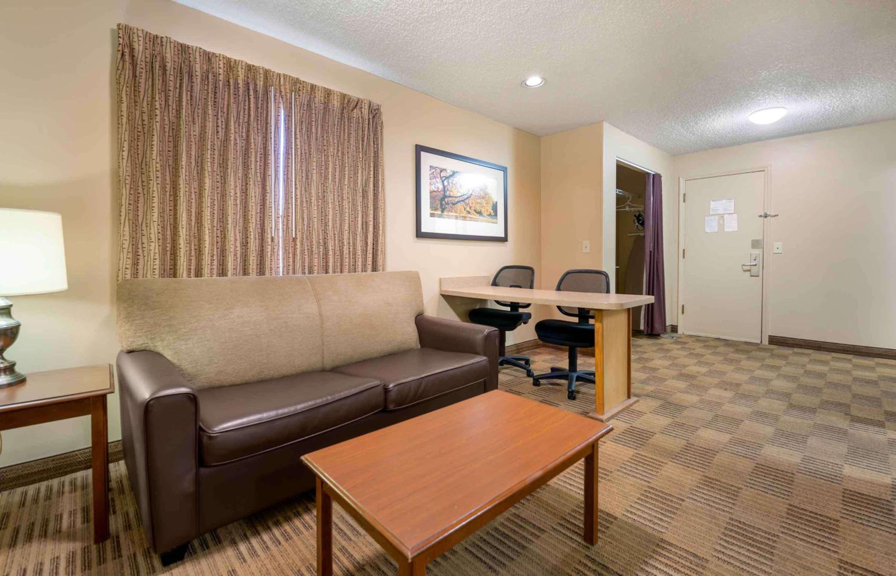 Deluxe Studio with 1 Queen Bed - Non-Smoking - Photo 2
