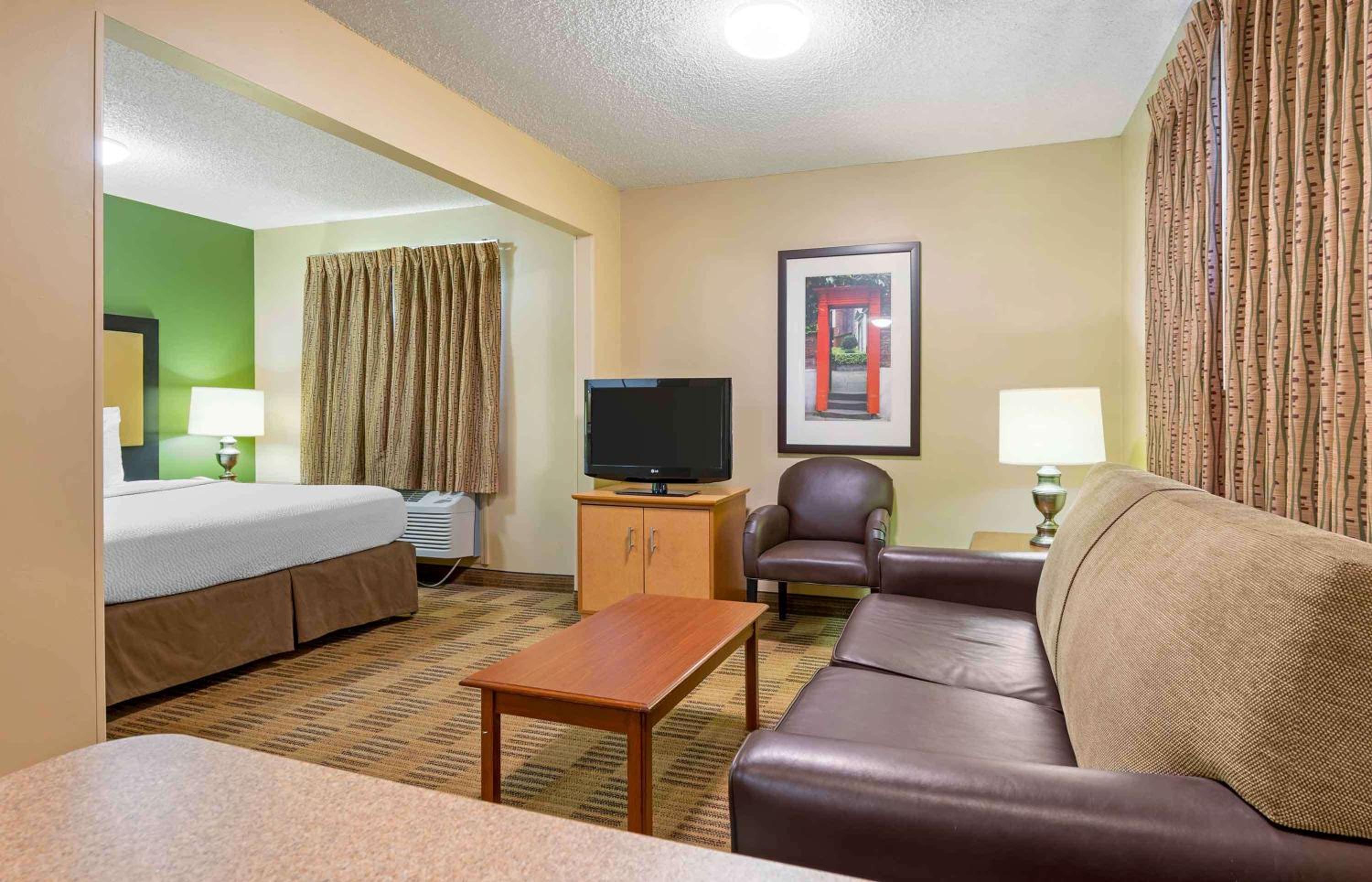 Deluxe Studio with 1 Queen Bed - Non-Smoking - Photo 5