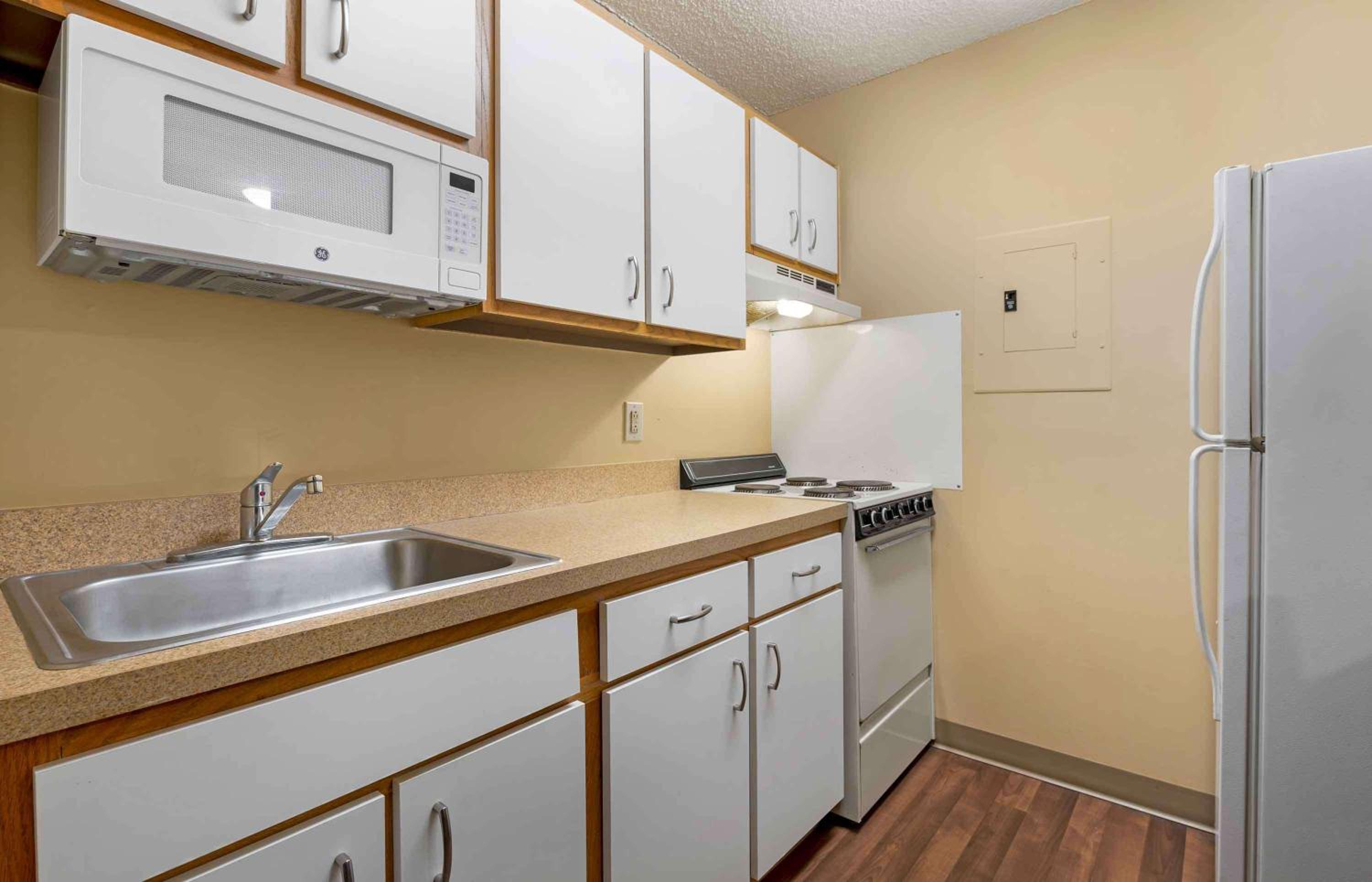 Deluxe Studio with 1 Queen Bed - Non-Smoking - Photo 4