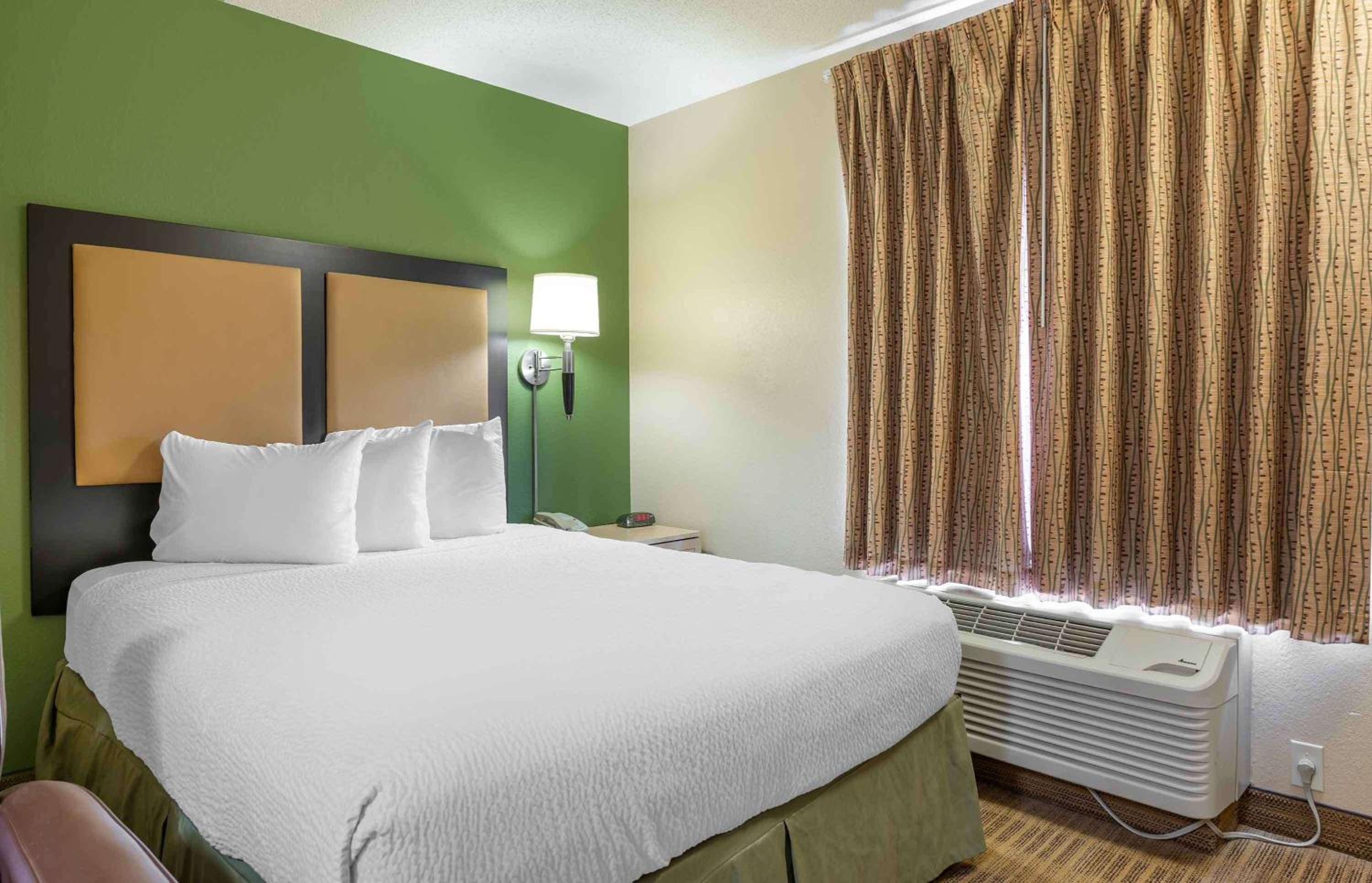 Queen studio with 1 Queen Bed - Disability Access/Non-Smoking - Photo 1