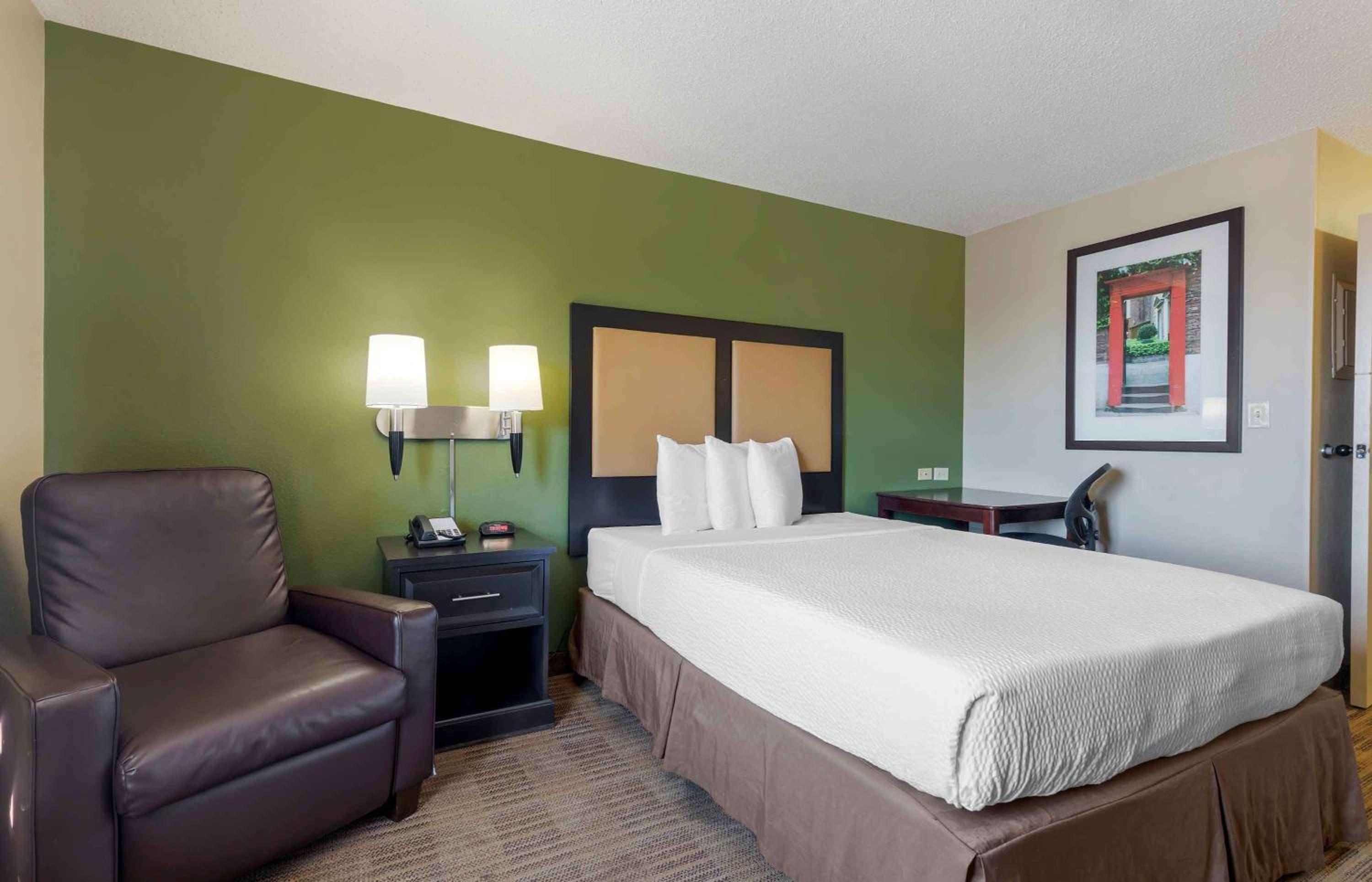 Queen studio with 1 Queen Bed - Disability Access/Non-Smoking - Photo 1
