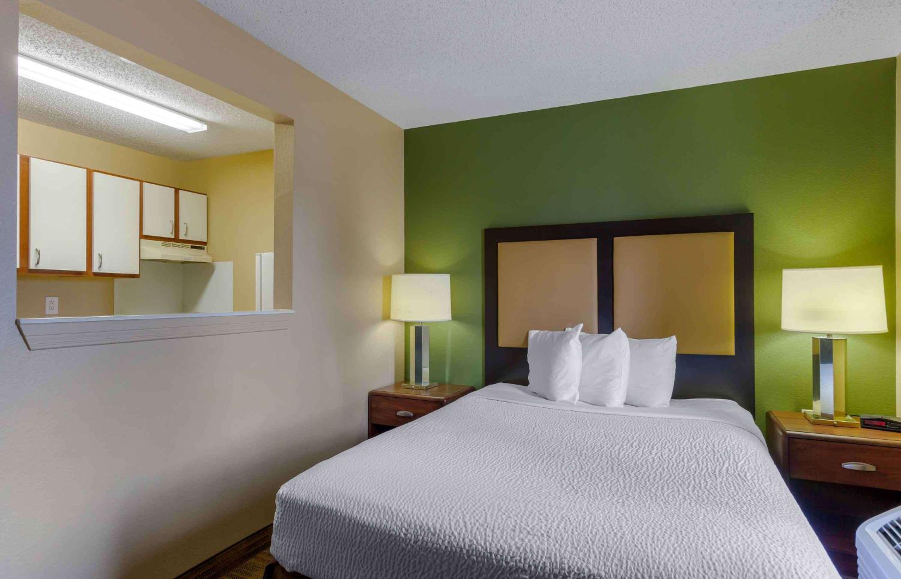 Deluxe Studio with 1 Queen Bed - Non-Smoking - Photo 1