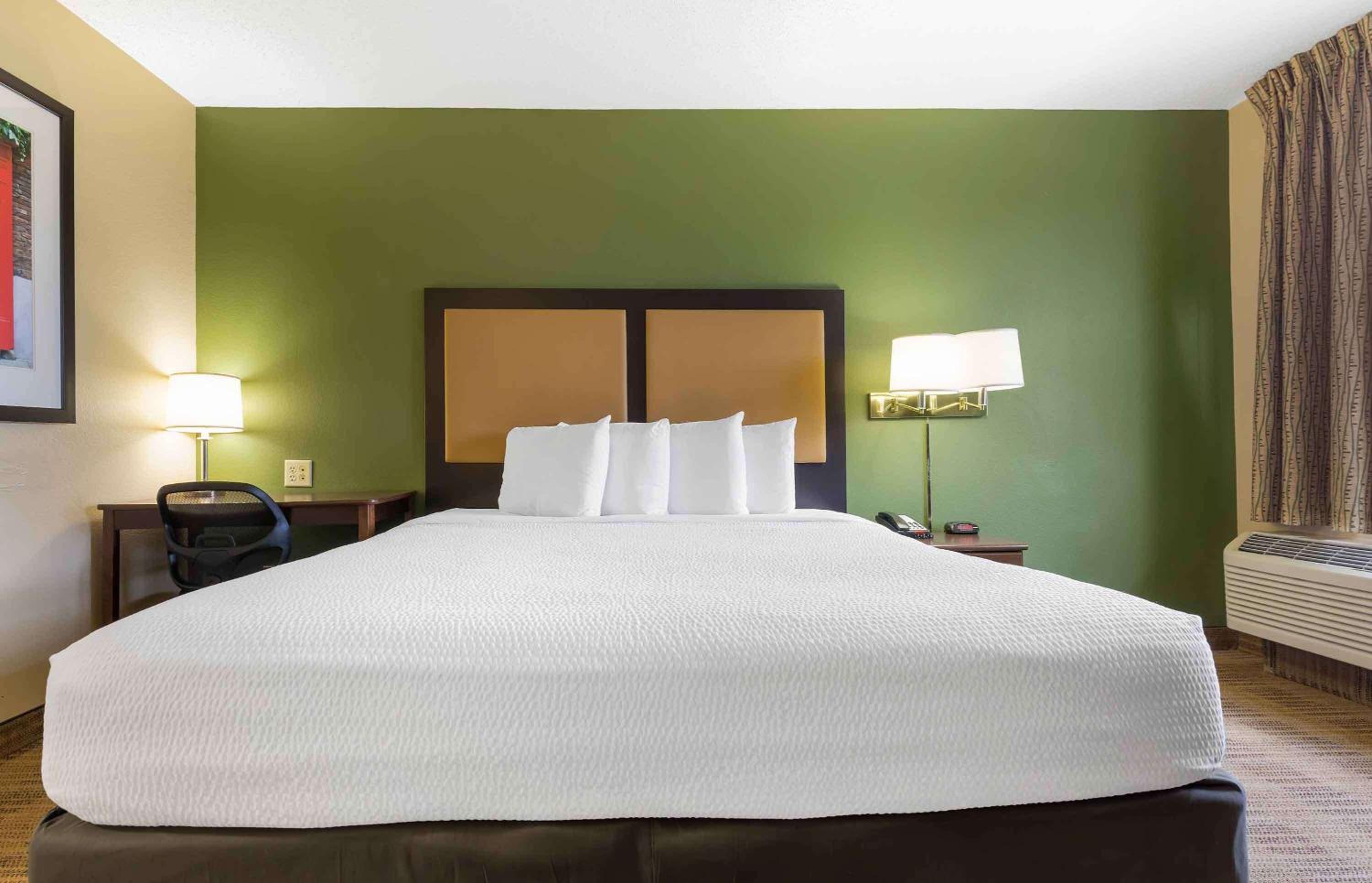 Studio with 1 King Bed - Non-Smoking - Photo 6