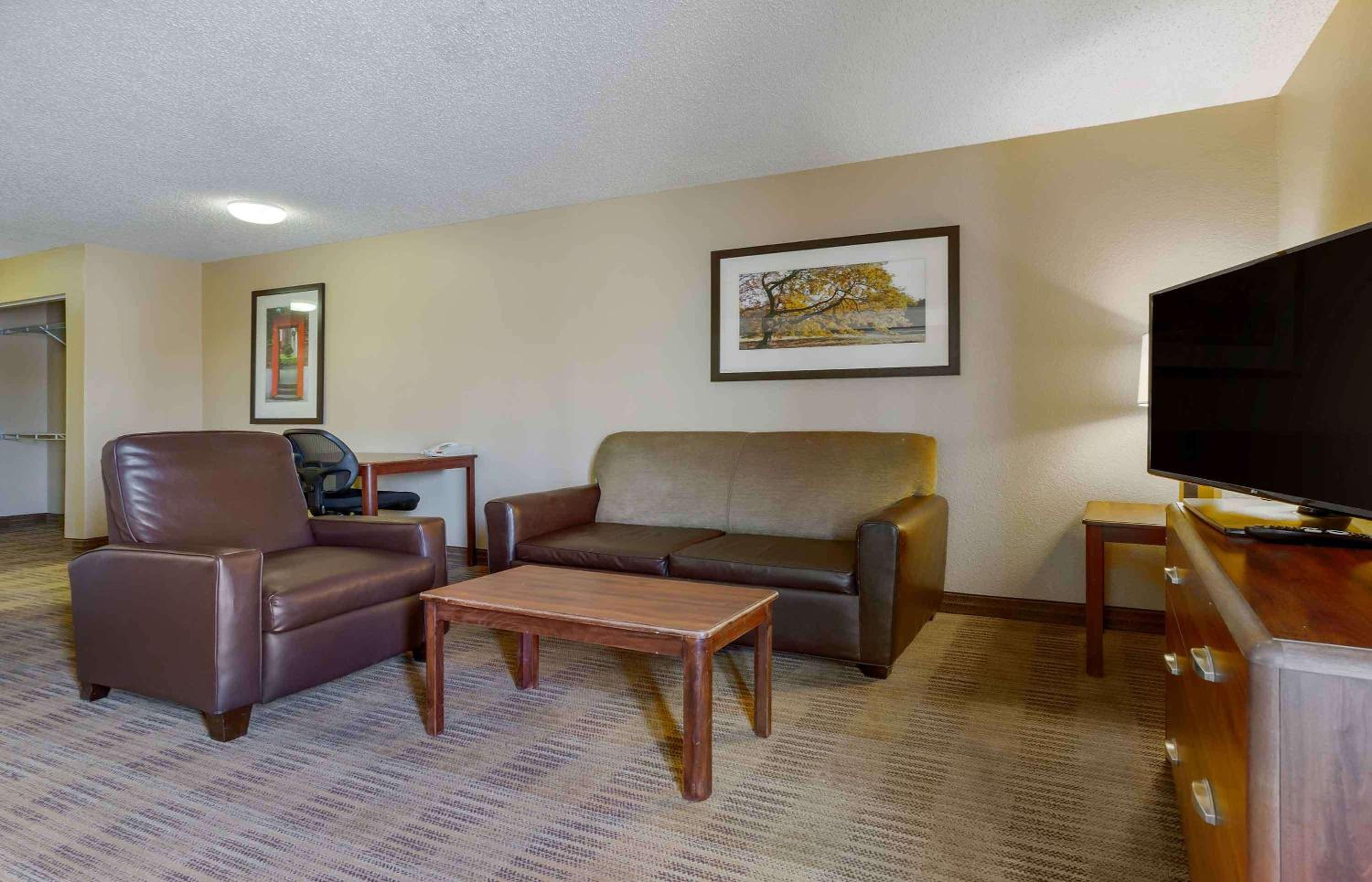 Deluxe Studio with 2 Queen Beds - Non-Smoking - Photo 1