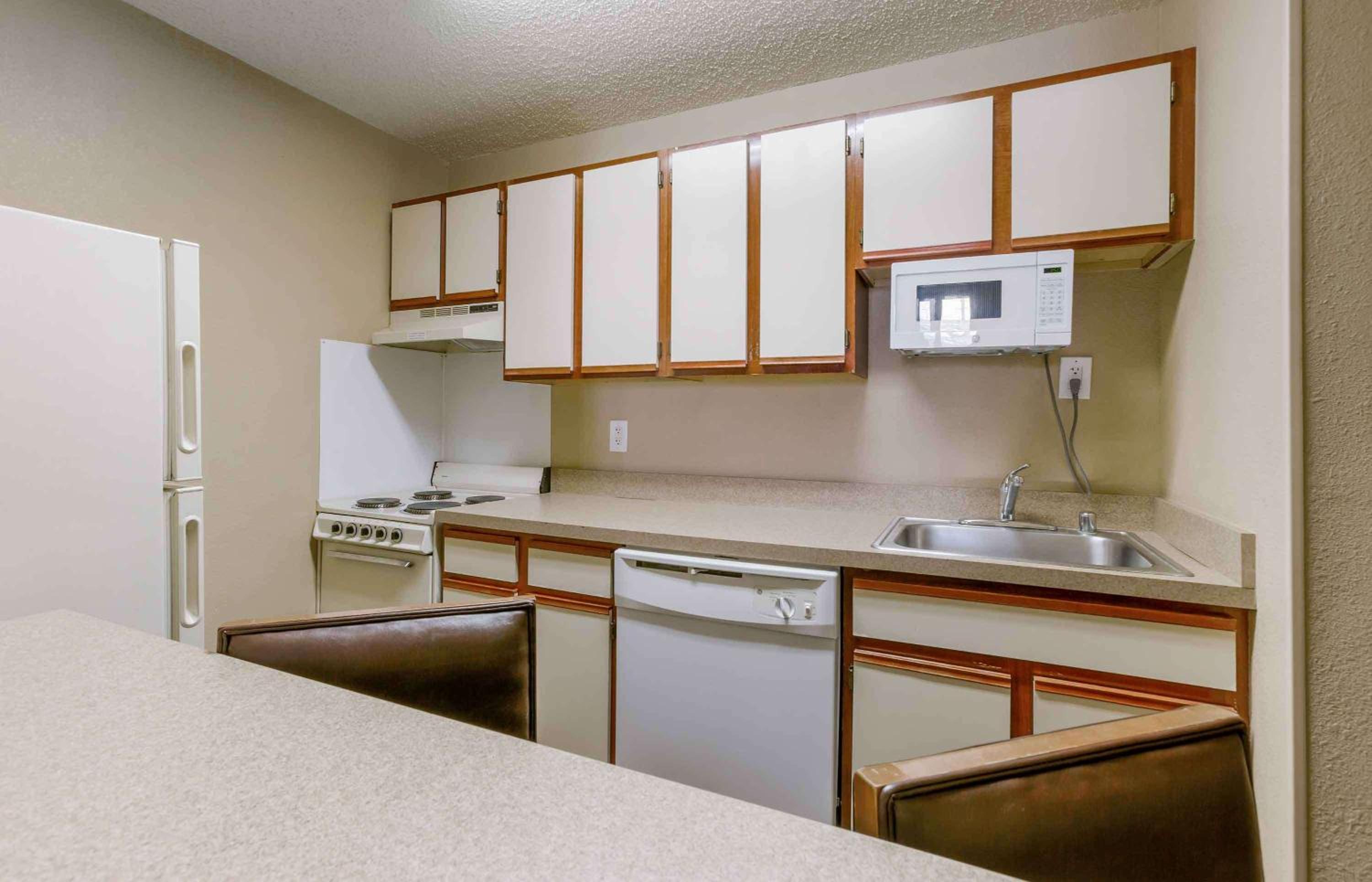 Deluxe Studio with 2 Queen Beds - Non-Smoking - Photo 2