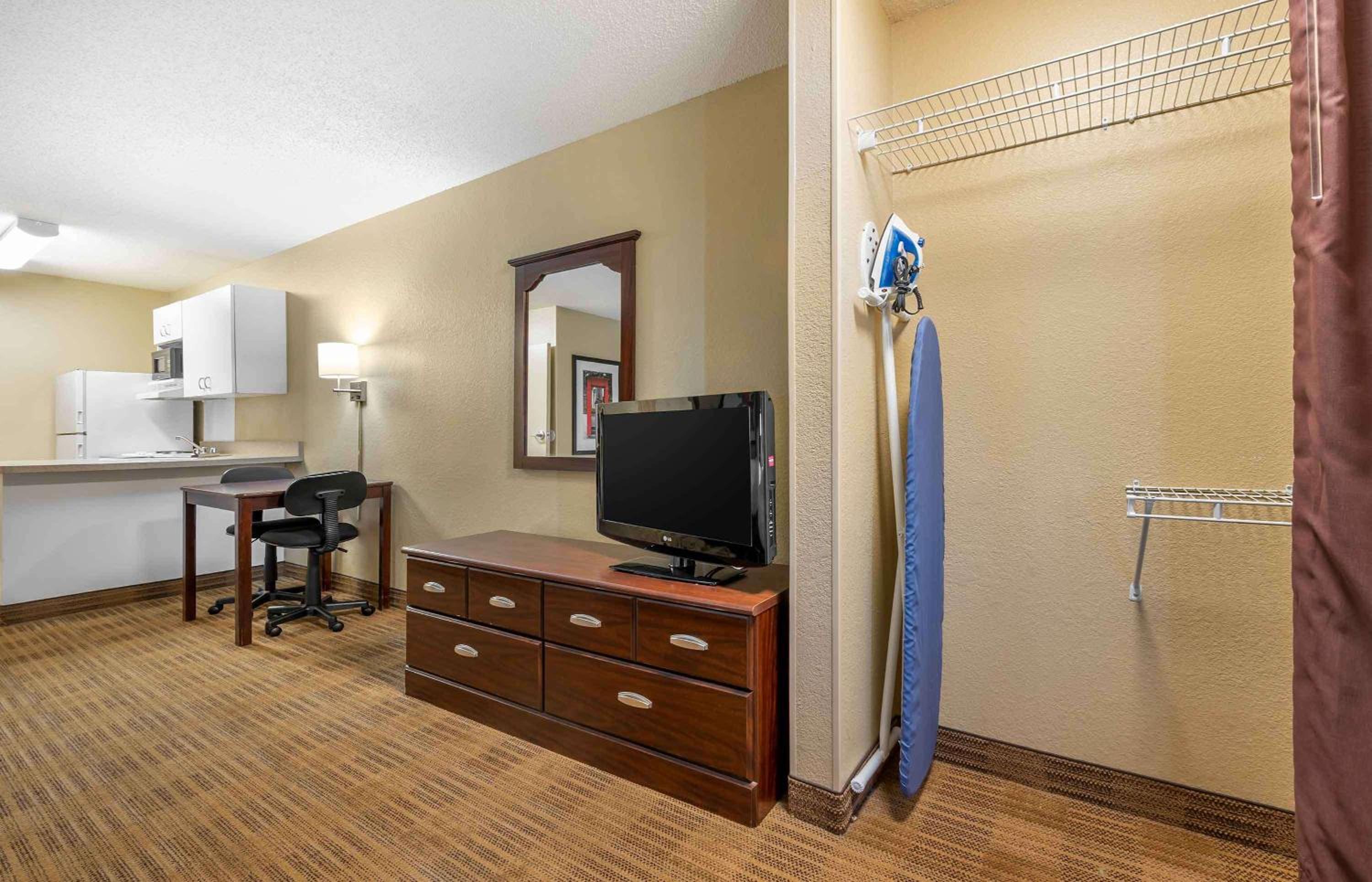 Studio with Two Double Beds - Non-Smoking - Photo 2