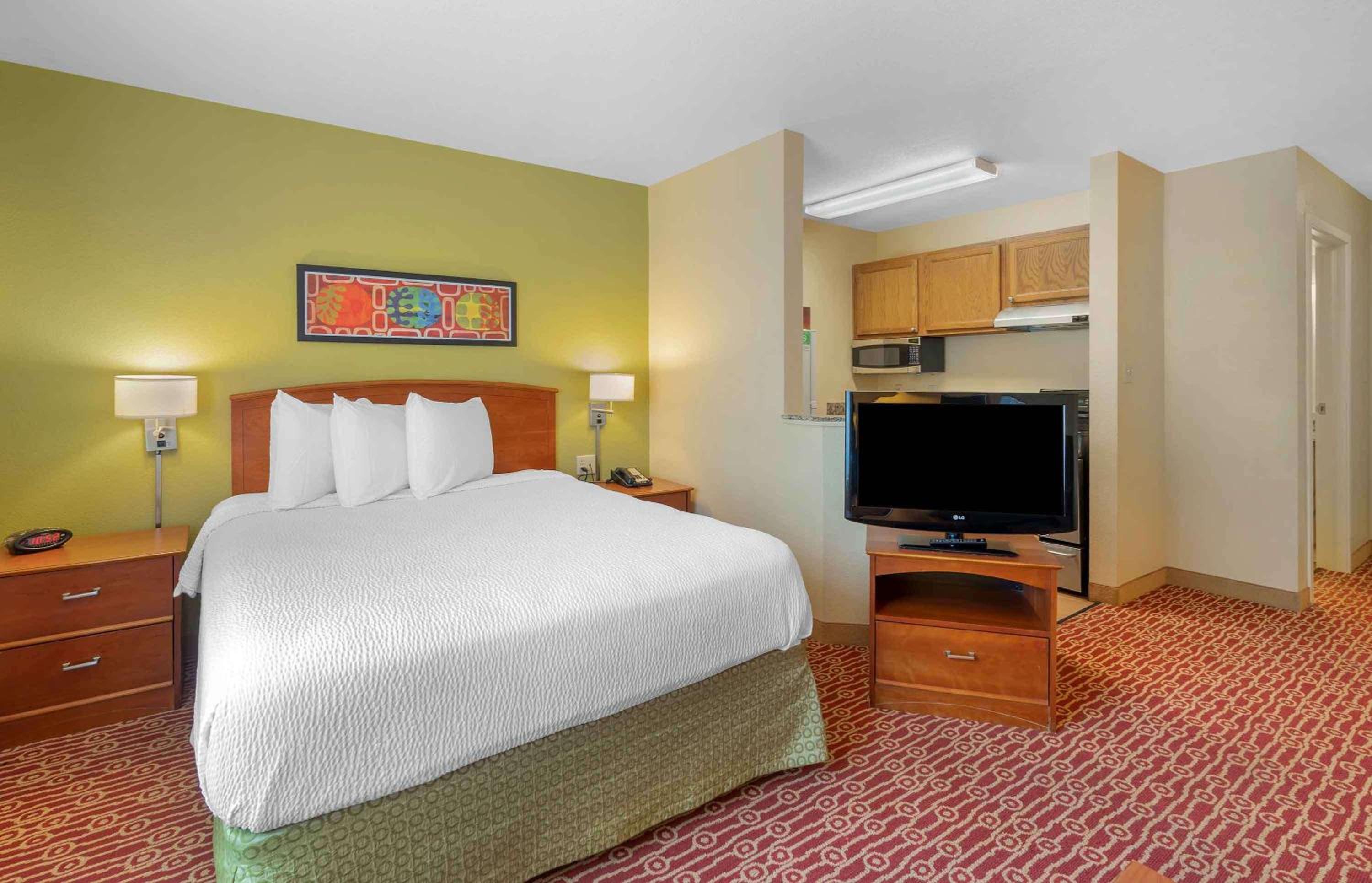 Deluxe studio 1 Queen Bed Non-Smoking - Photo 1