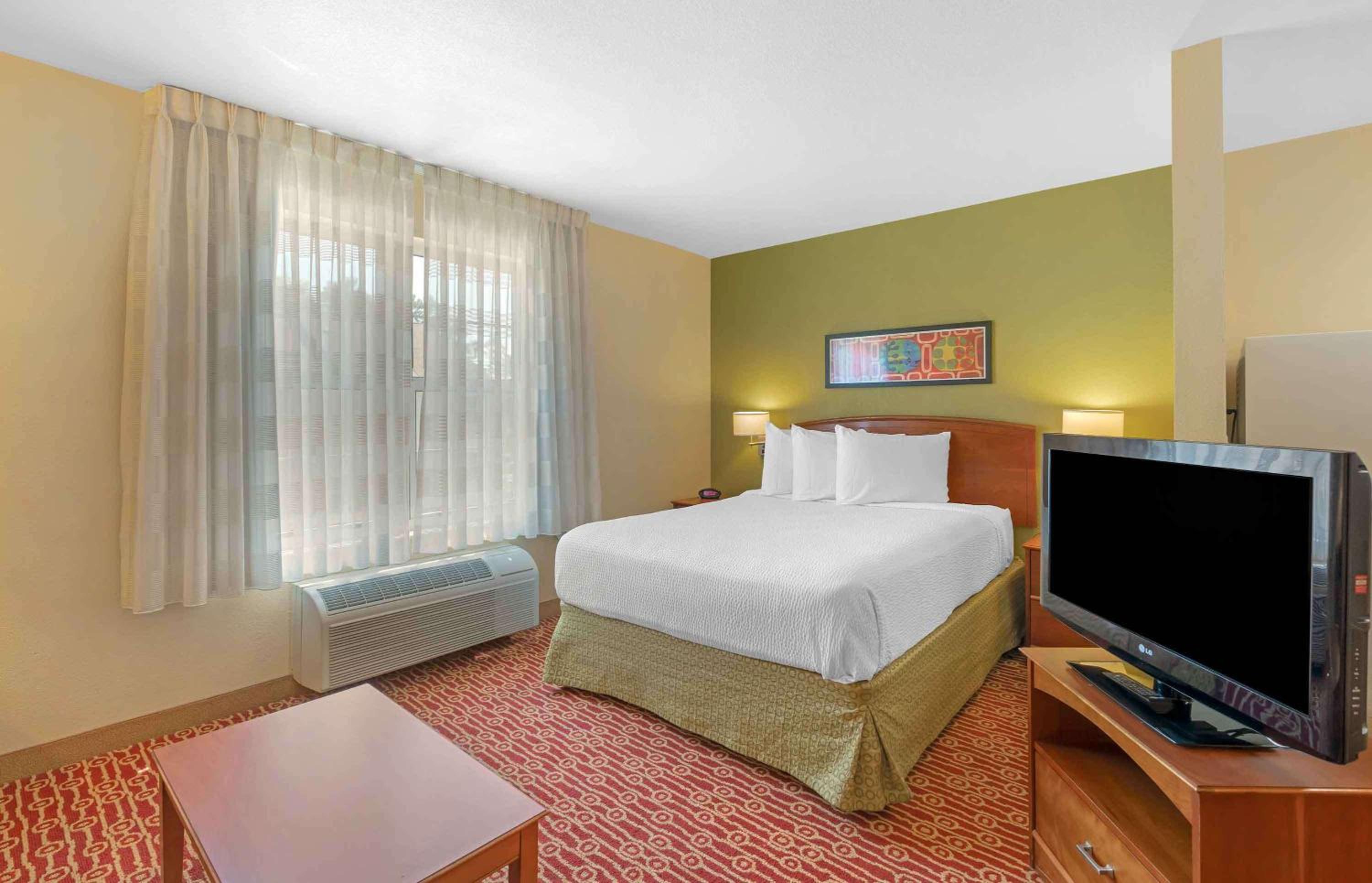 Deluxe studio 1 Queen Bed Non-Smoking - Photo 2