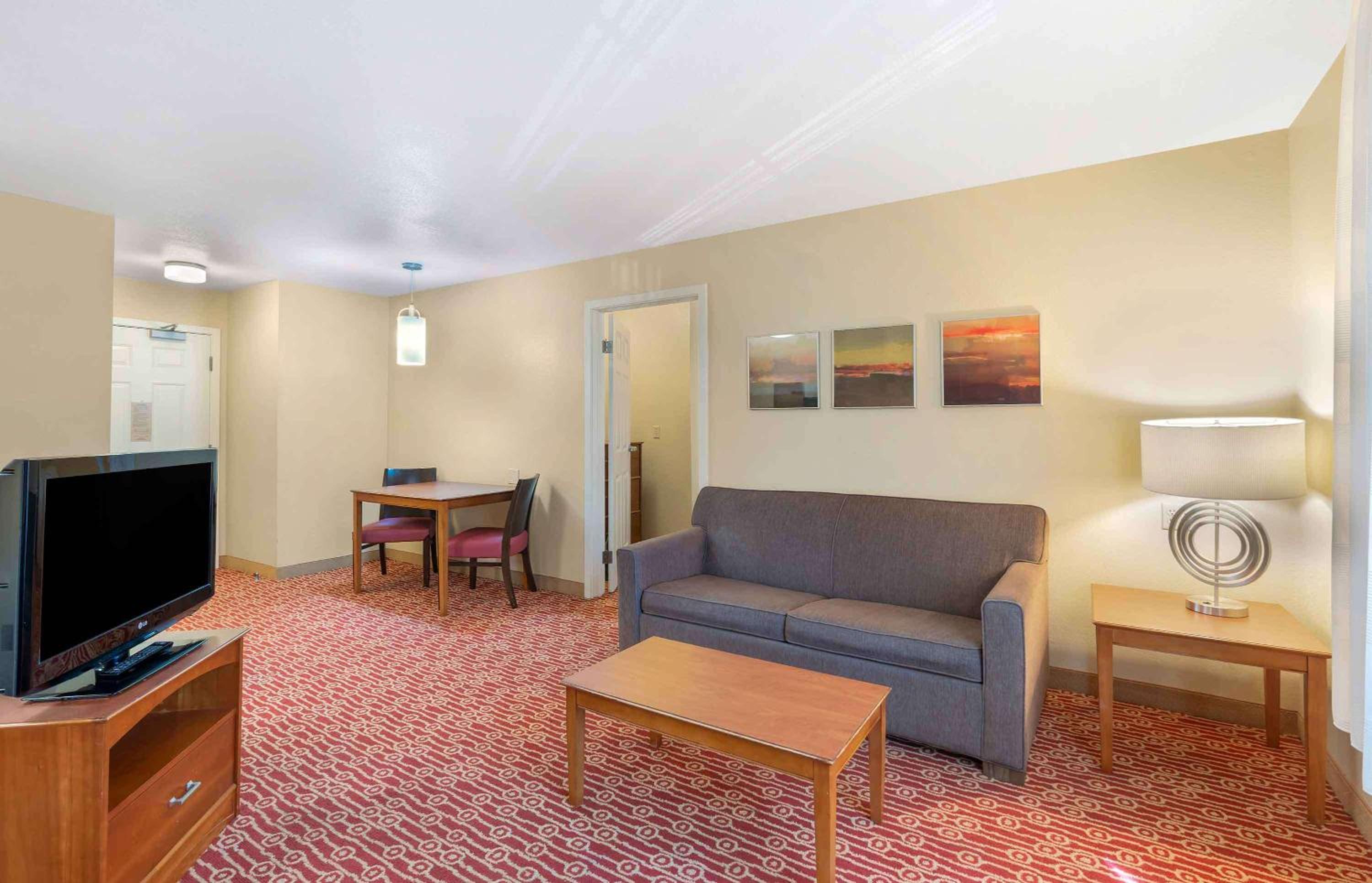 2 Bedroom Suite 2 Queen Beds Non-Smoking - Photo 5