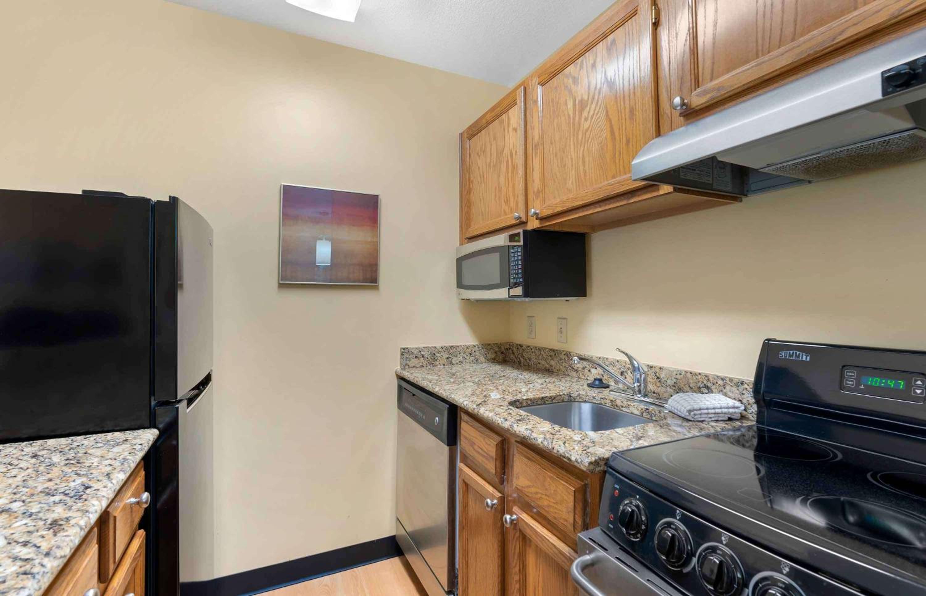 2 Bedroom Suite 2 Queen Beds Non-Smoking - Photo 7