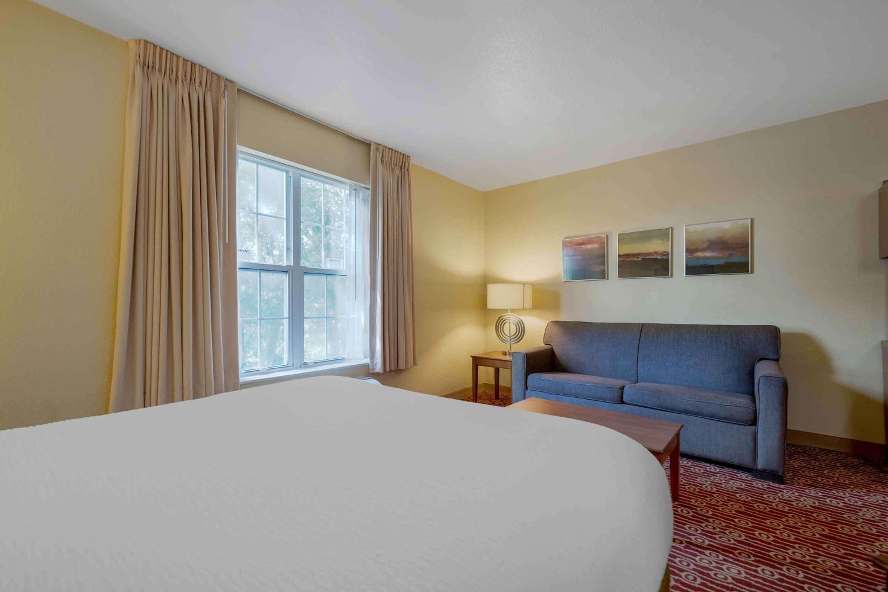 Deluxe studio 1 Queen Bed Non-Smoking - Photo 8