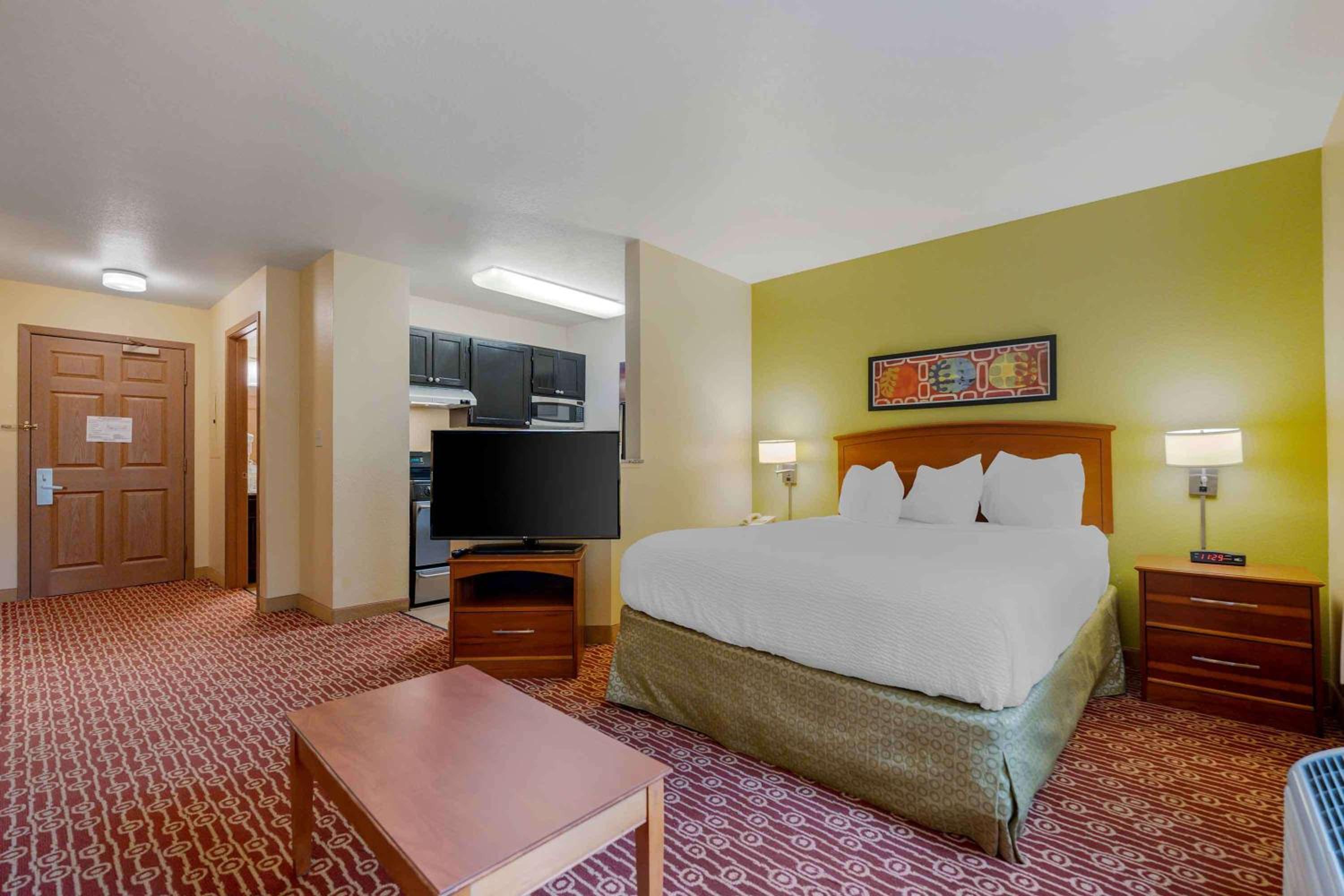 Deluxe studio 1 Queen Bed Non-Smoking - Photo 10