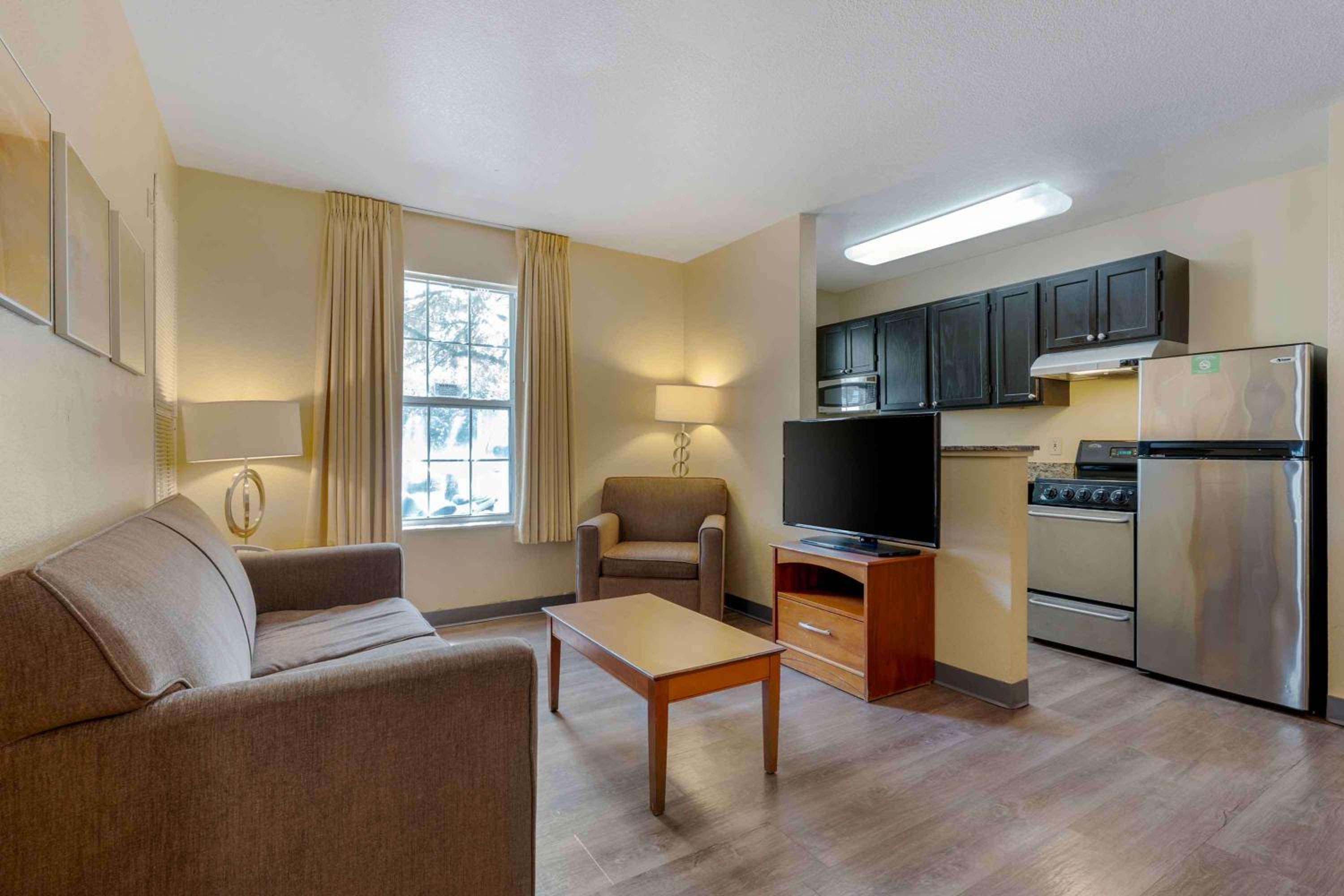 2 Bedroom Suite 2 Queen Beds Non-Smoking - Photo 11