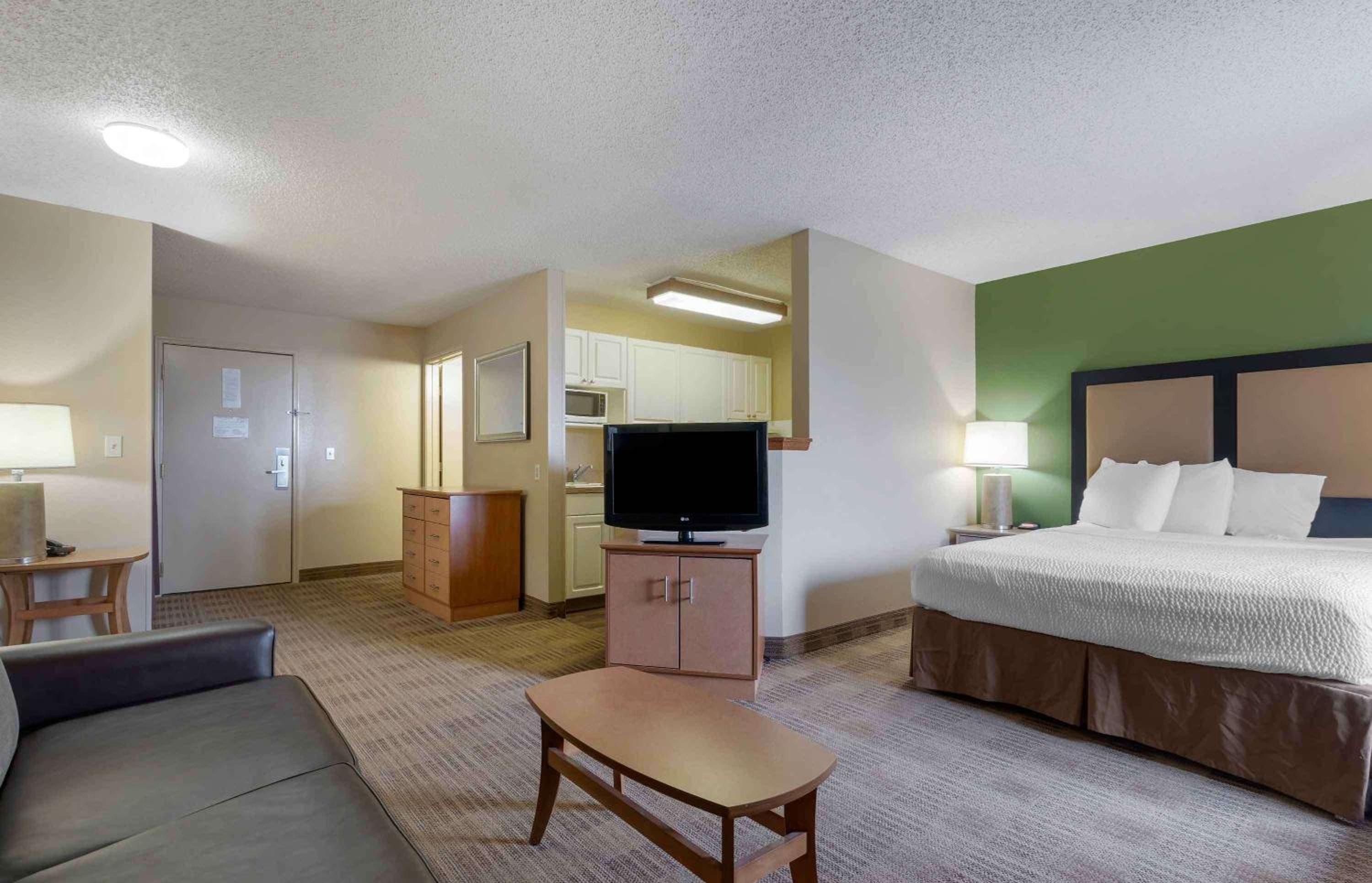 Deluxe Studio with 1 Queen Bed - Non-Smoking - Photo 2
