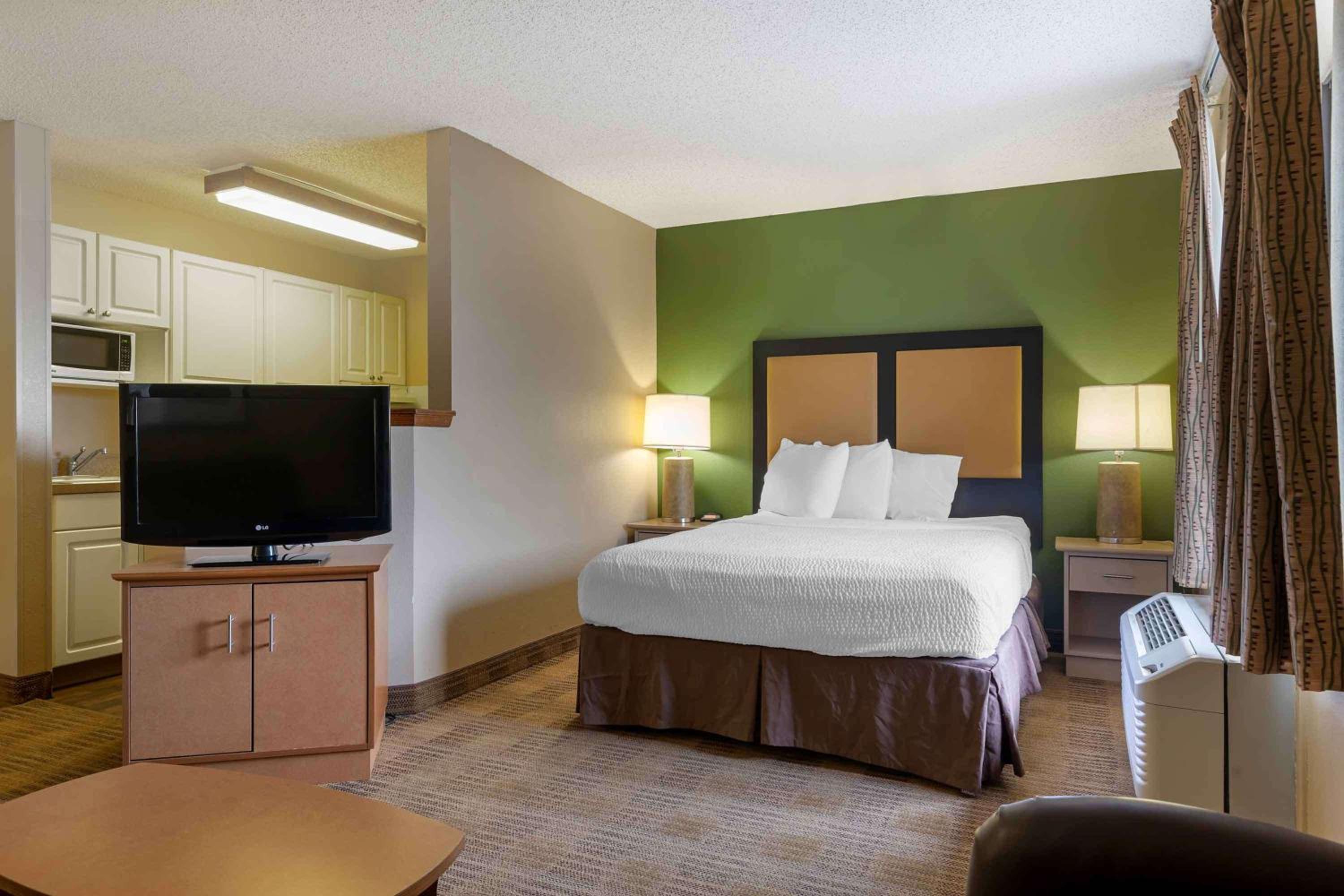 Deluxe Studio with 1 Queen Bed - Non-Smoking - Photo 1