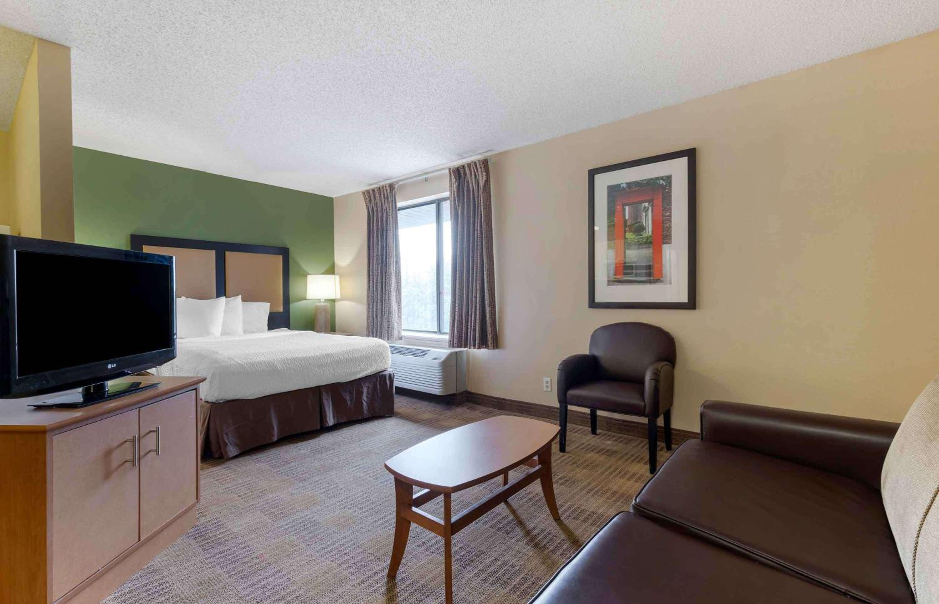 Deluxe Studio with 1 Queen Bed - Non-Smoking - Photo 3