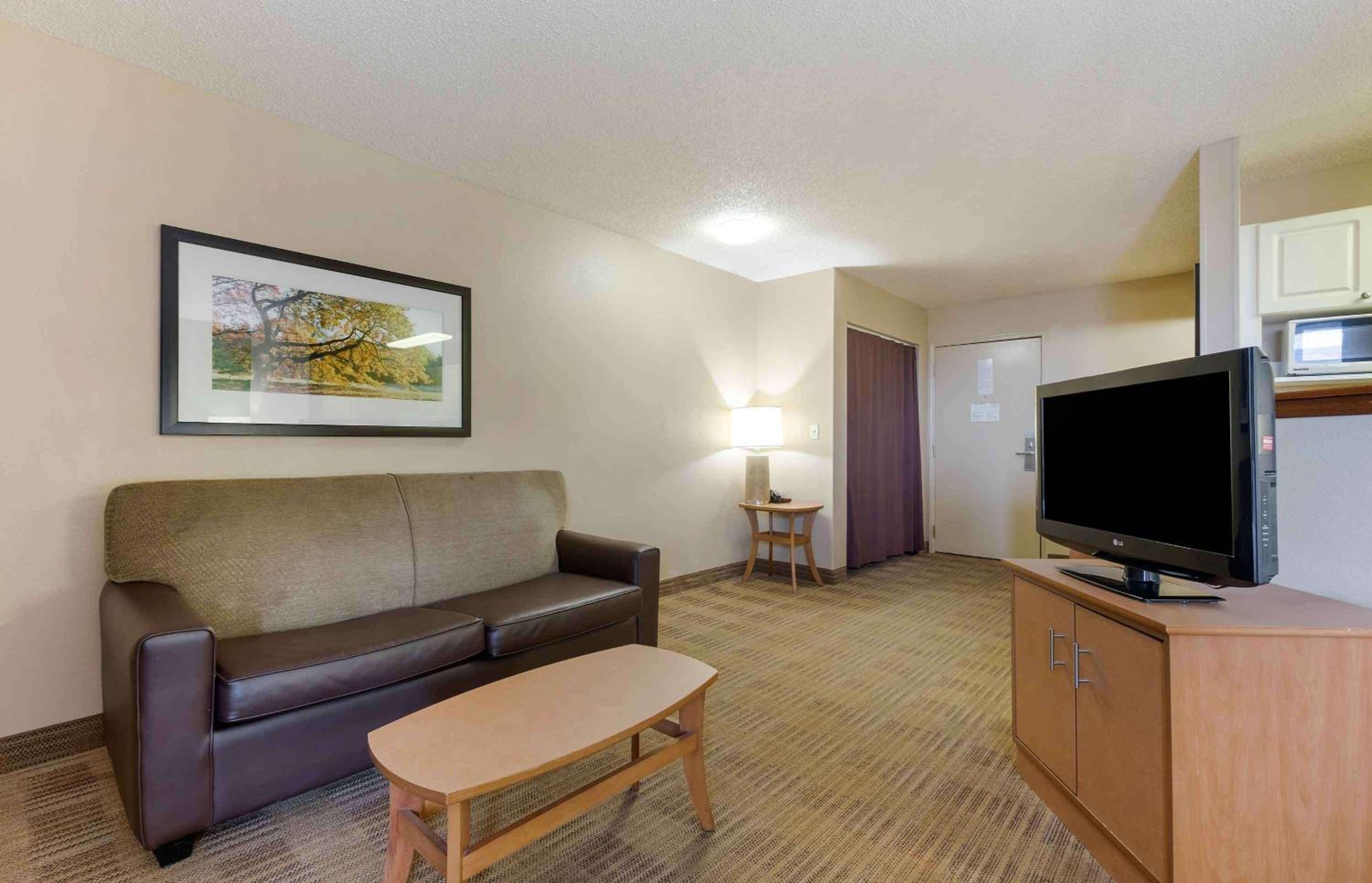 Deluxe Studio with 1 Queen Bed - Non-Smoking - Photo 4