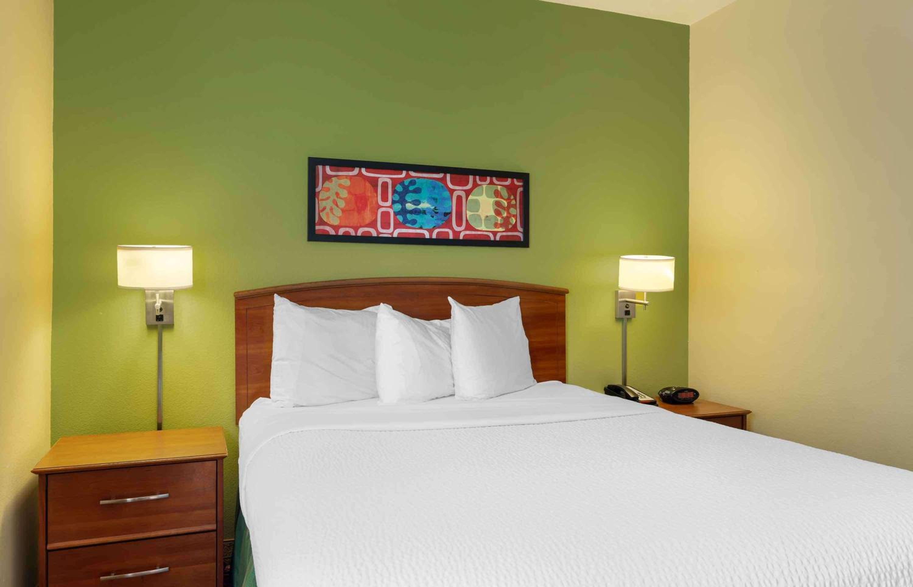 Deluxe studio 1 Queen Bed Non-Smoking - Photo 1