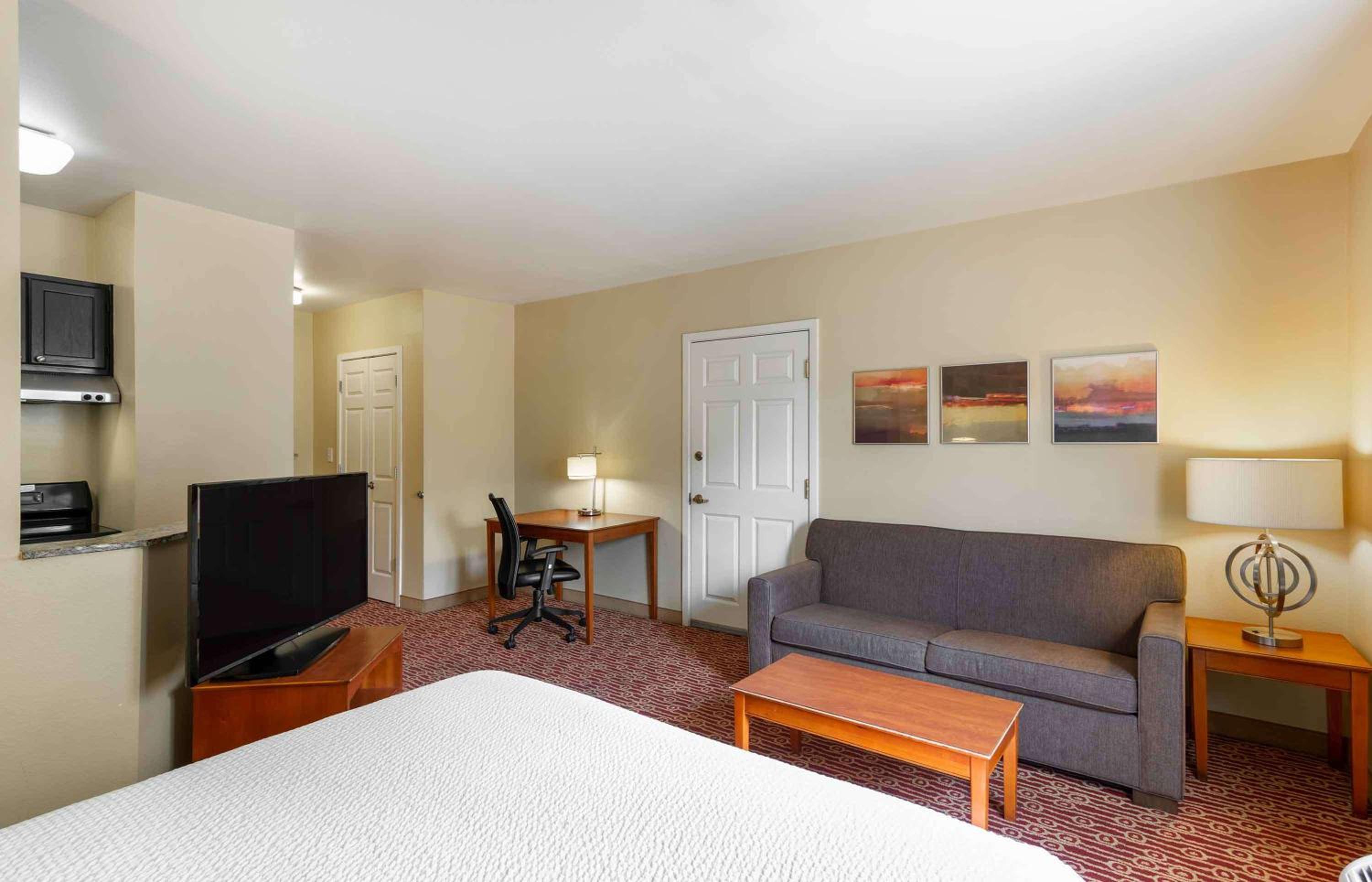 Deluxe studio 1 Queen Bed Non-Smoking - Photo 3