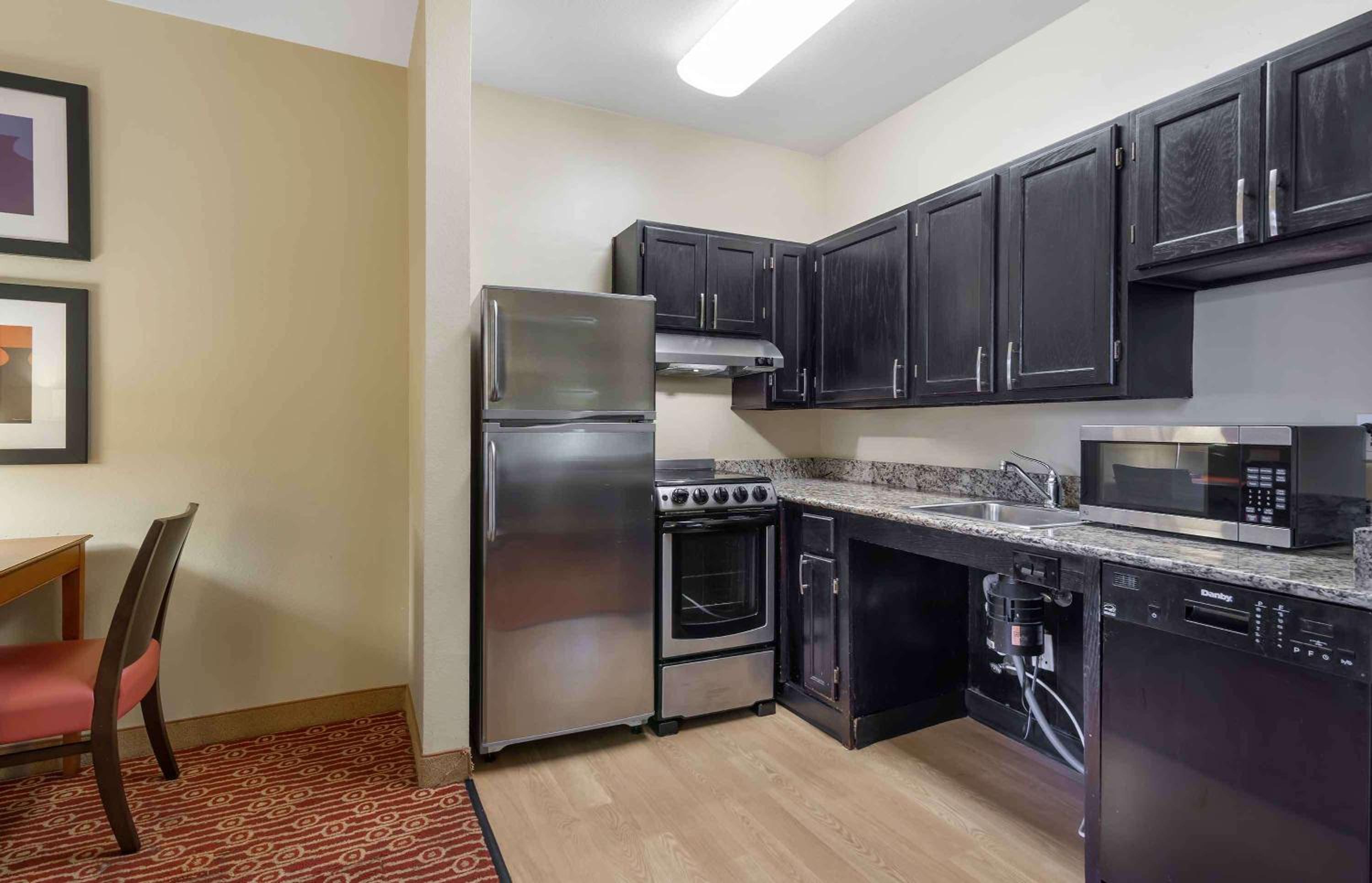2 Bedroom Suite 2 Queen Beds Non-Smoking - Photo 8