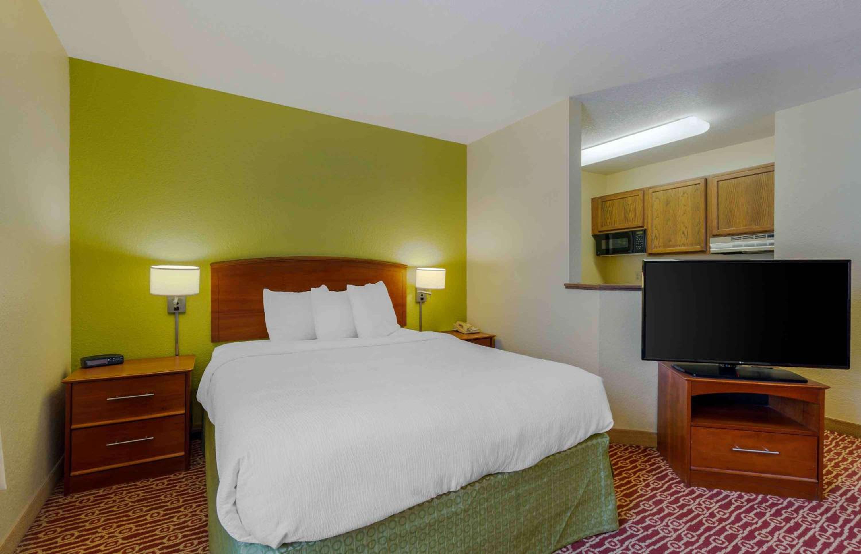 Deluxe studio 1 Queen Bed Non-Smoking - Photo 1