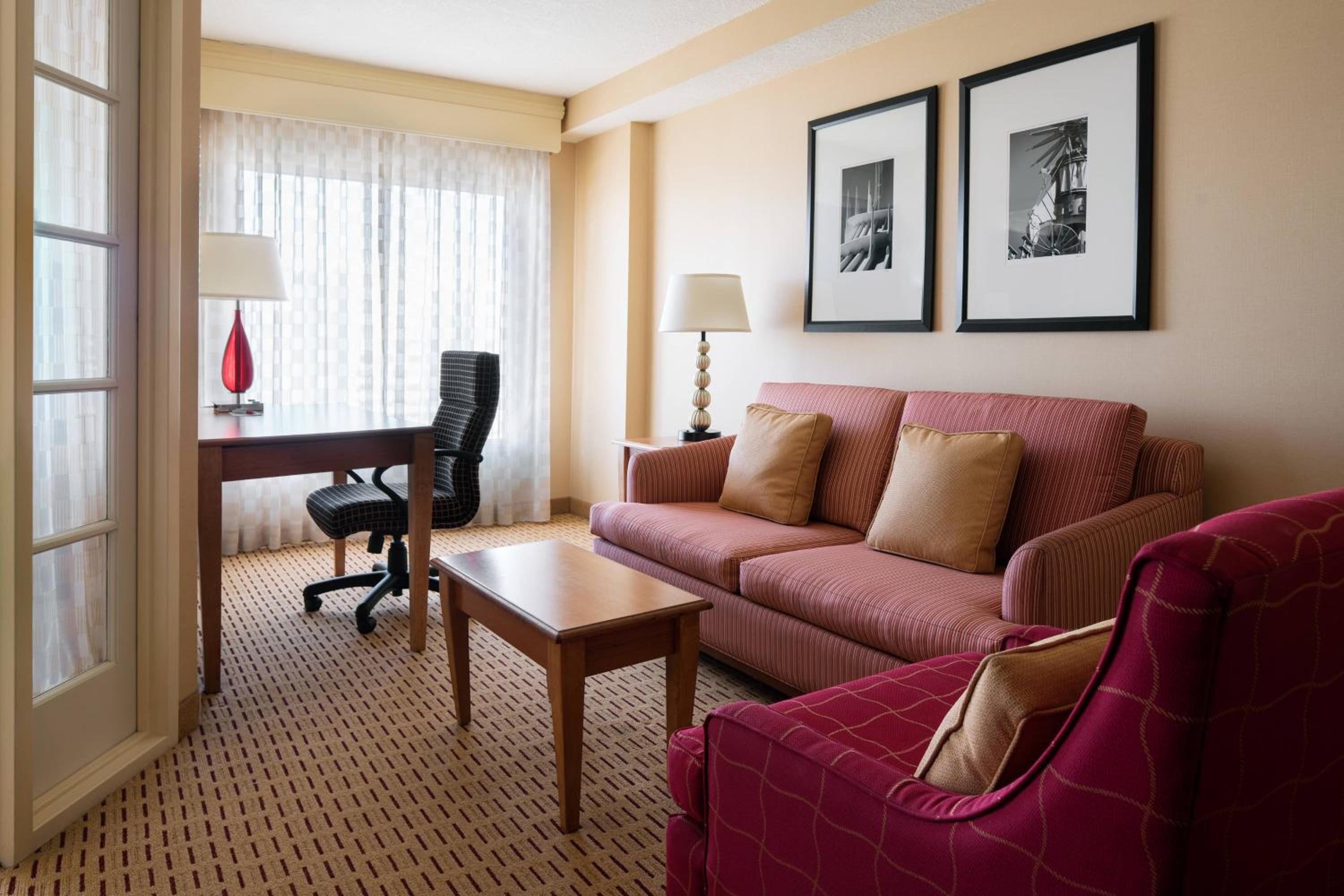 1 Bedroom 2 room Suite, 1 King, Sofa bed - Non-Smoking - Photo 2
