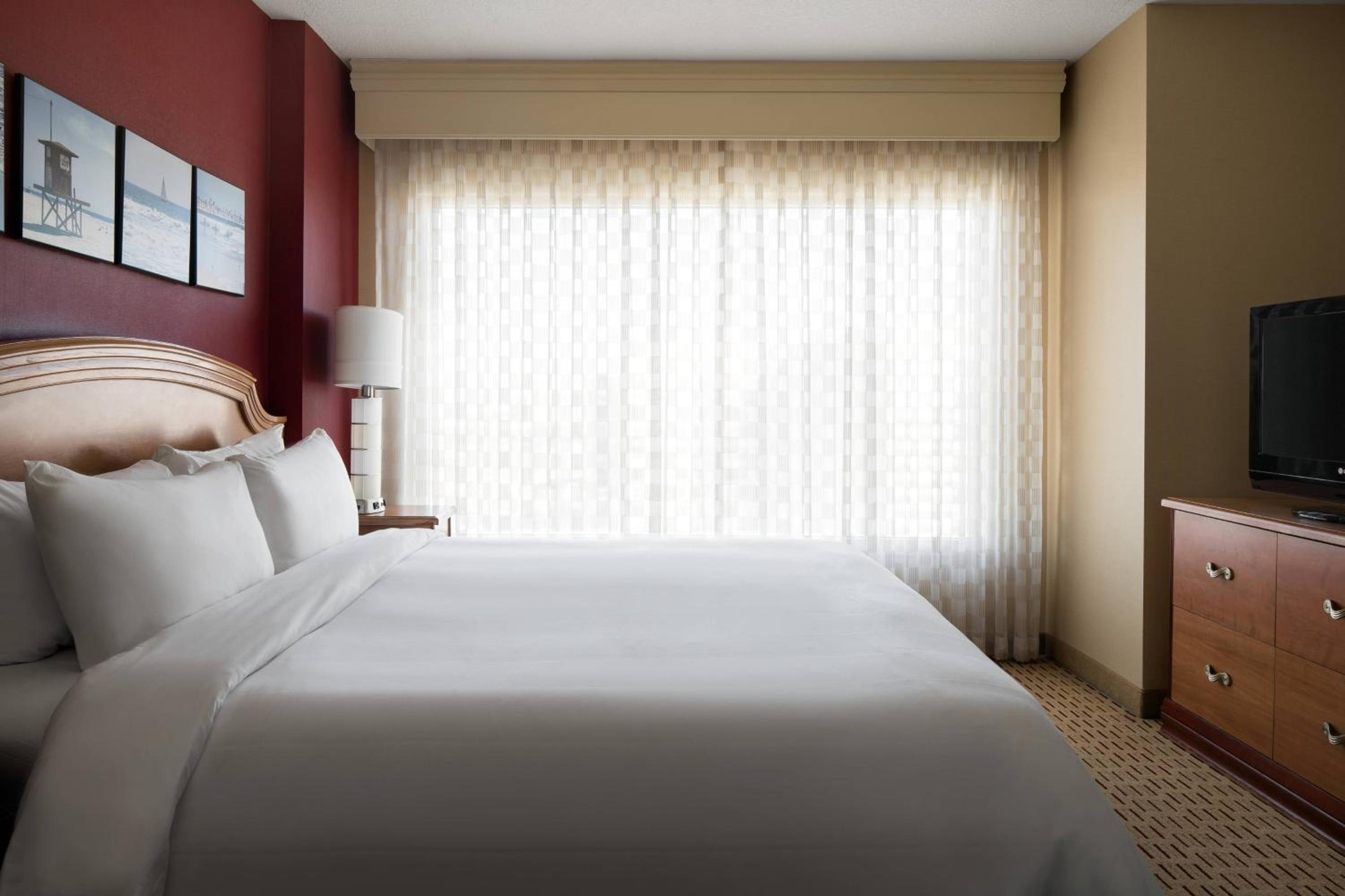 1 Bedroom 2 room Suite, 1 King, Sofa bed - Non-Smoking - Photo 5