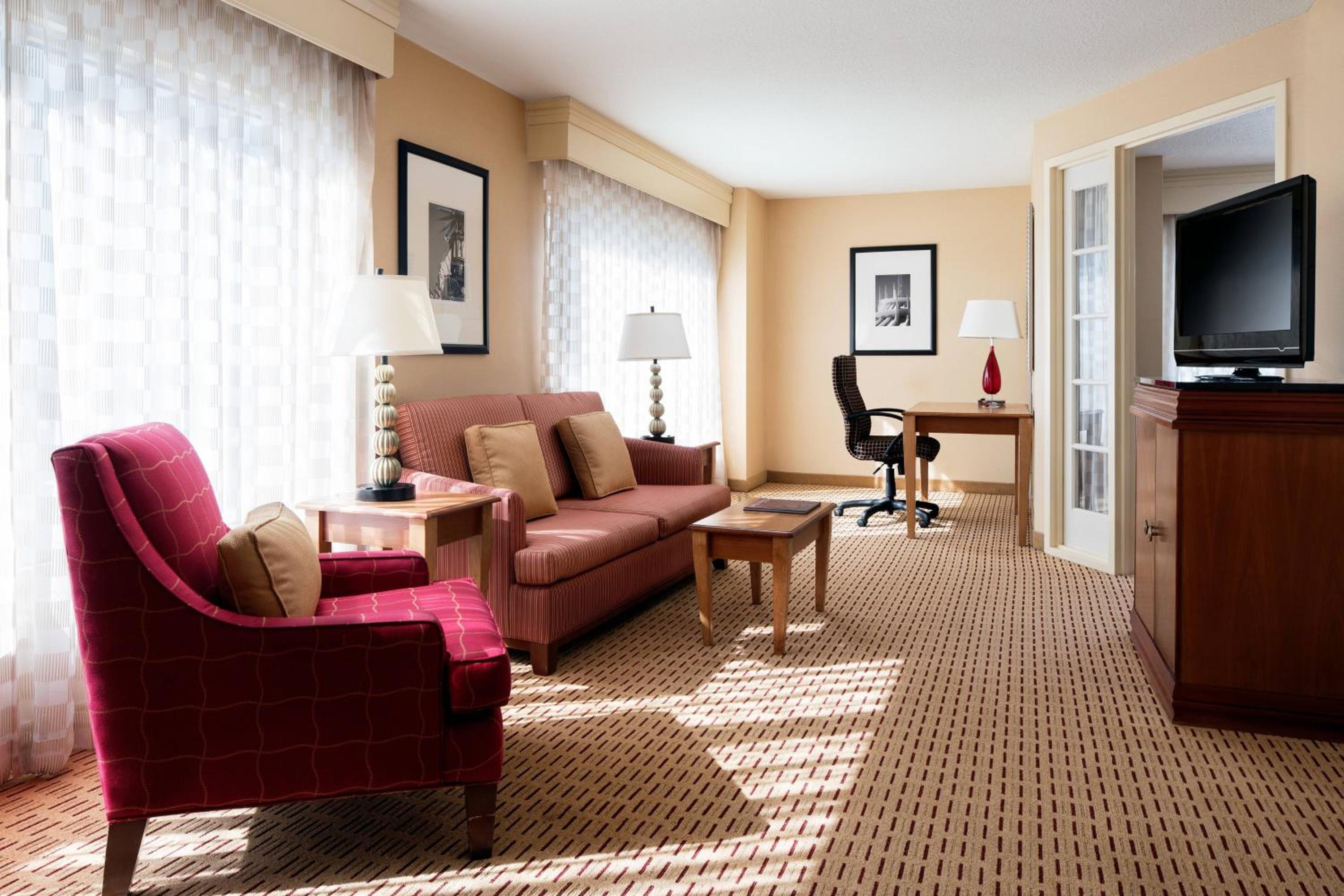 1 Bedroom Executive Suite, 1 King, Sofa bed - Non-Smoking - Photo 1