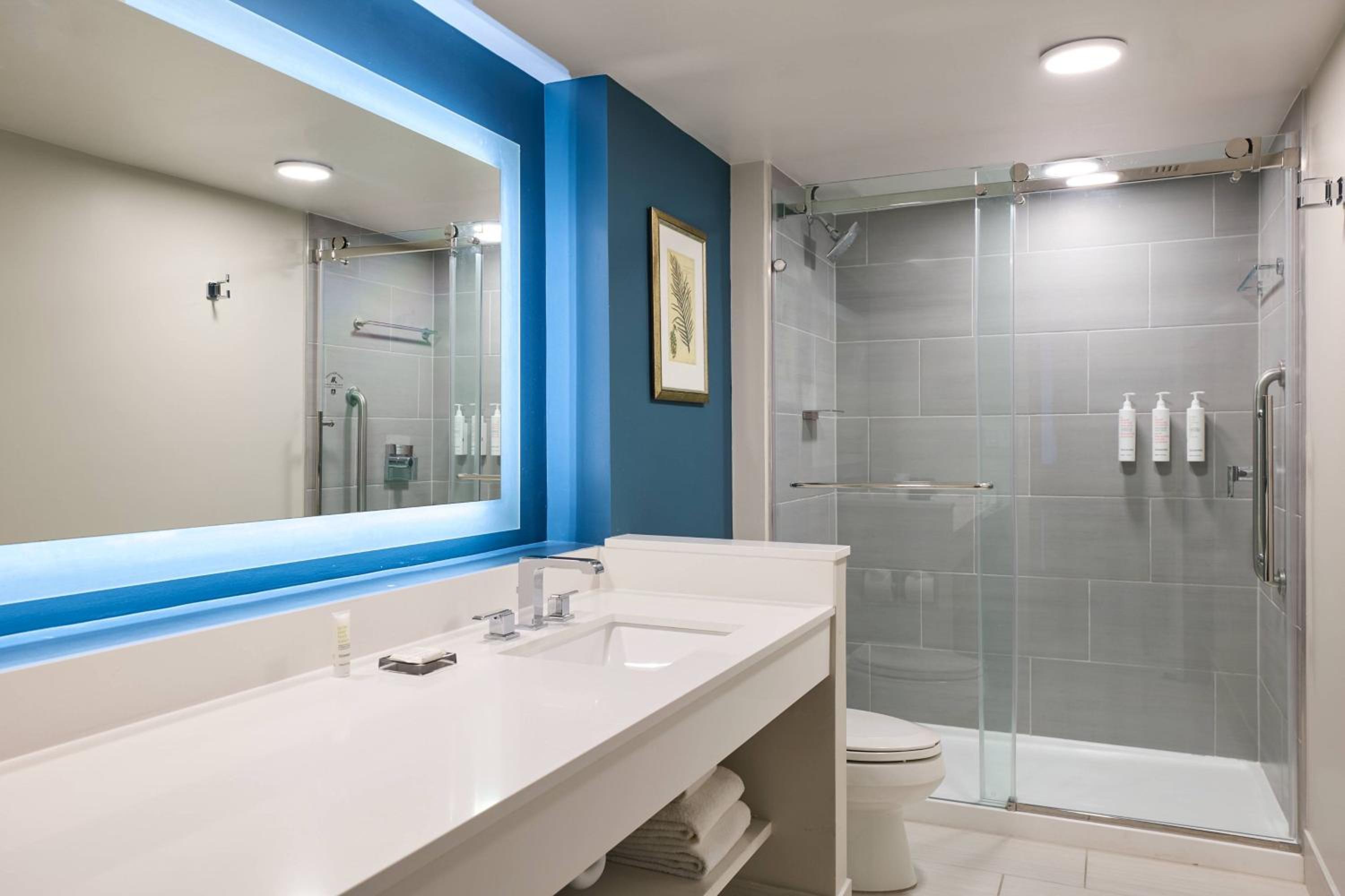Guest Room, One King, Water View, Captiva Tower, Balcony - Photo 5