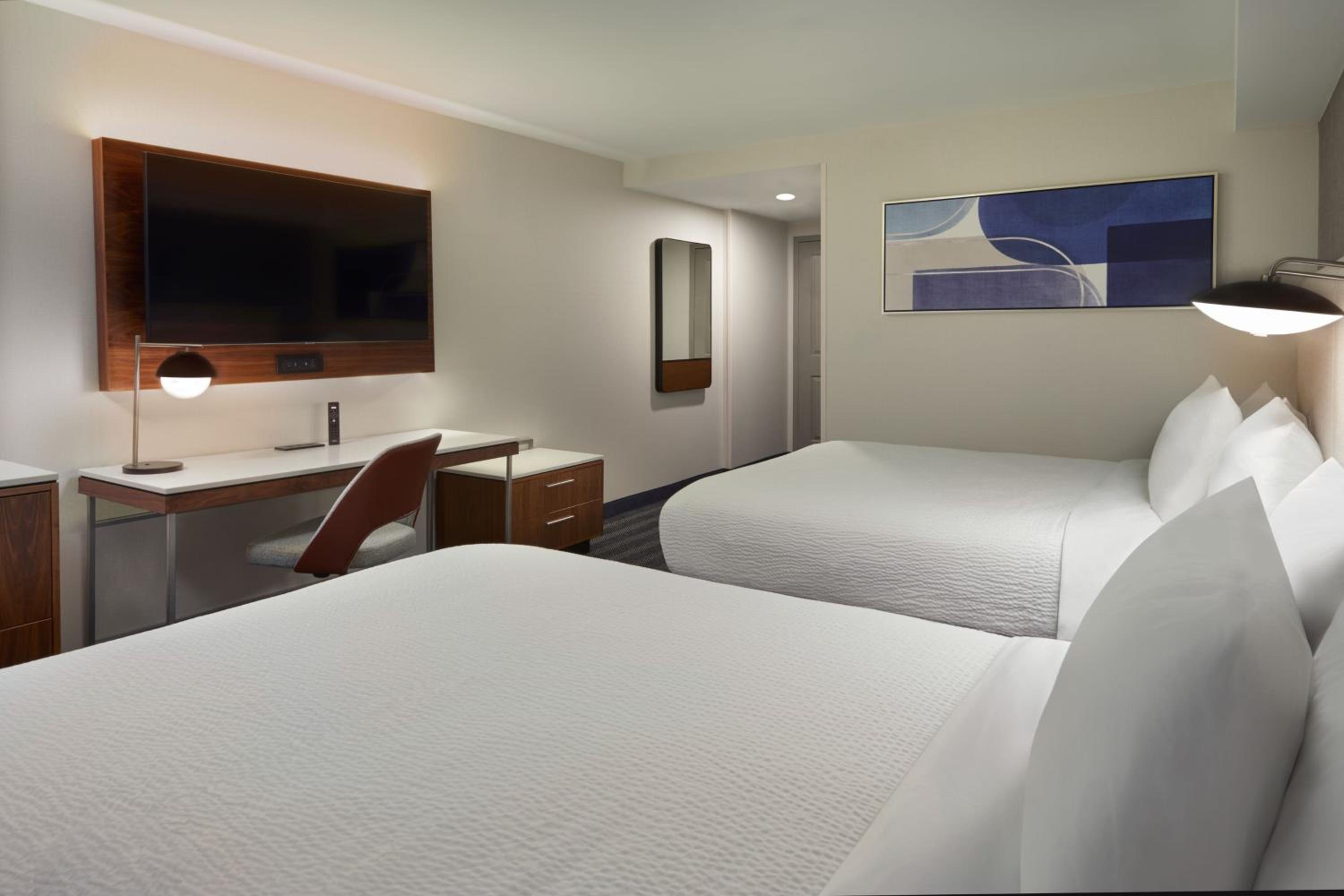 Queen Room with Two Queen Beds photo 3