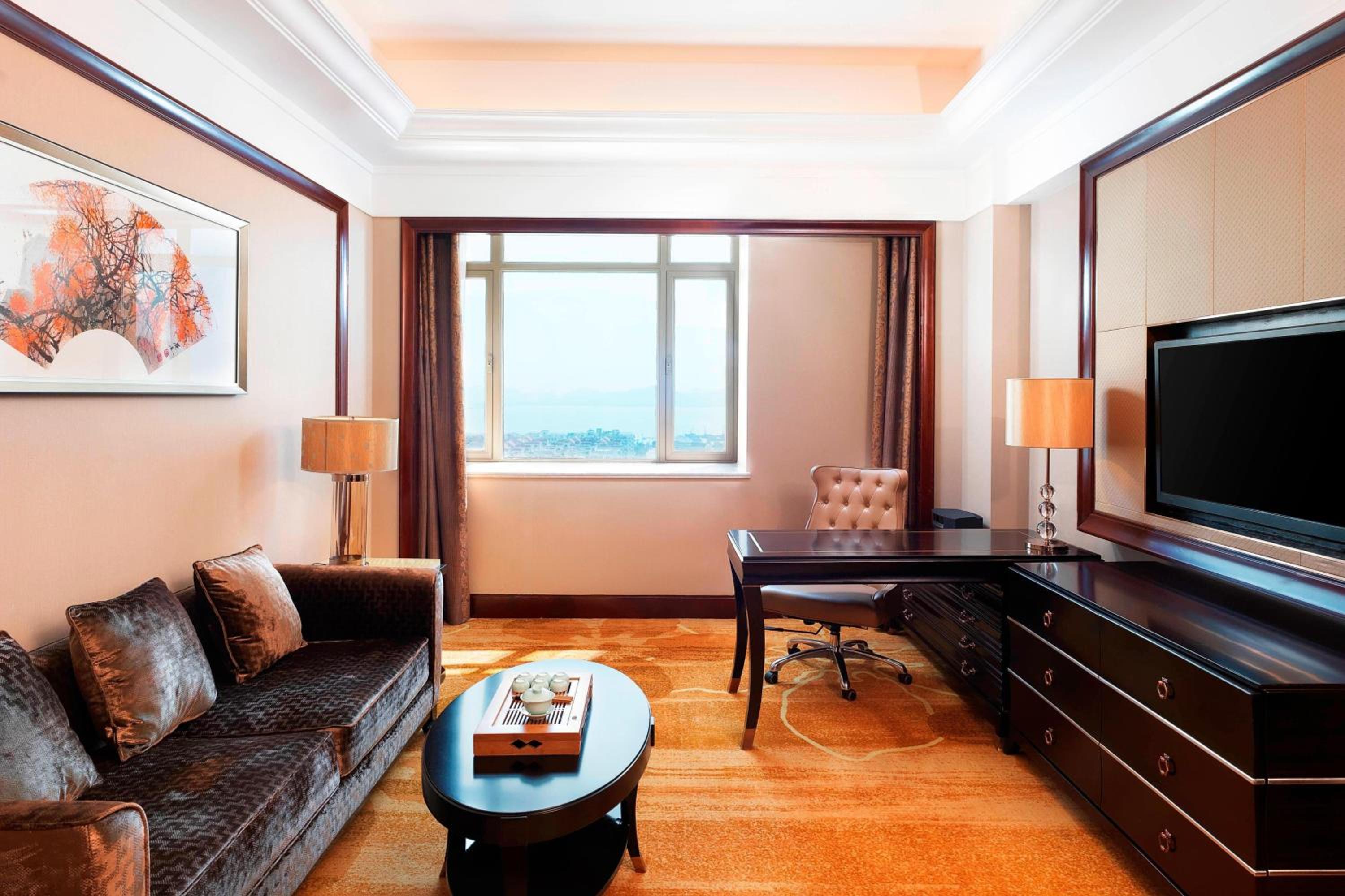 Deluxe Sea View Suite photo 2