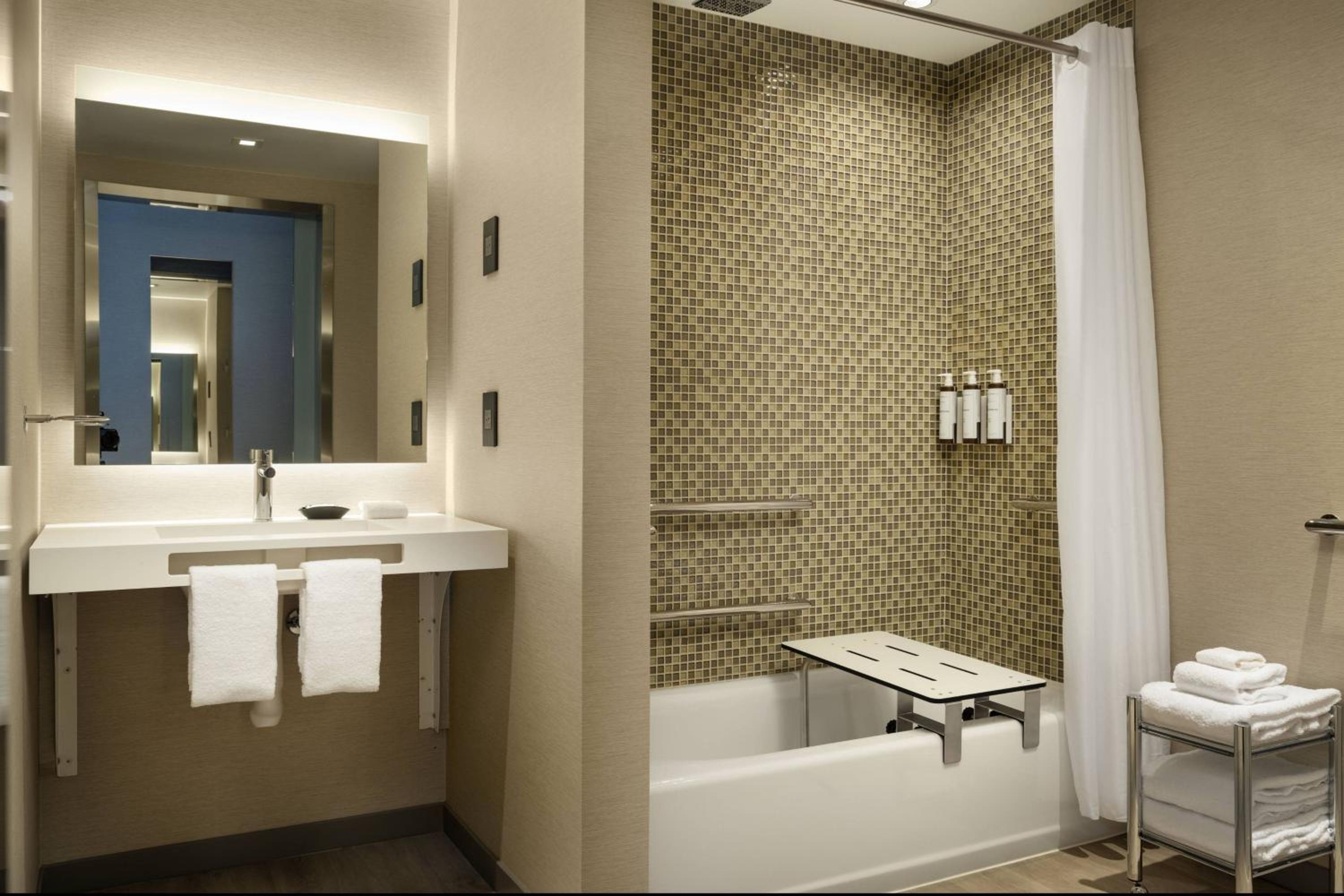 Double Room with Two Double Beds and Adapted Tub - Mobility Accessible - Photo 3