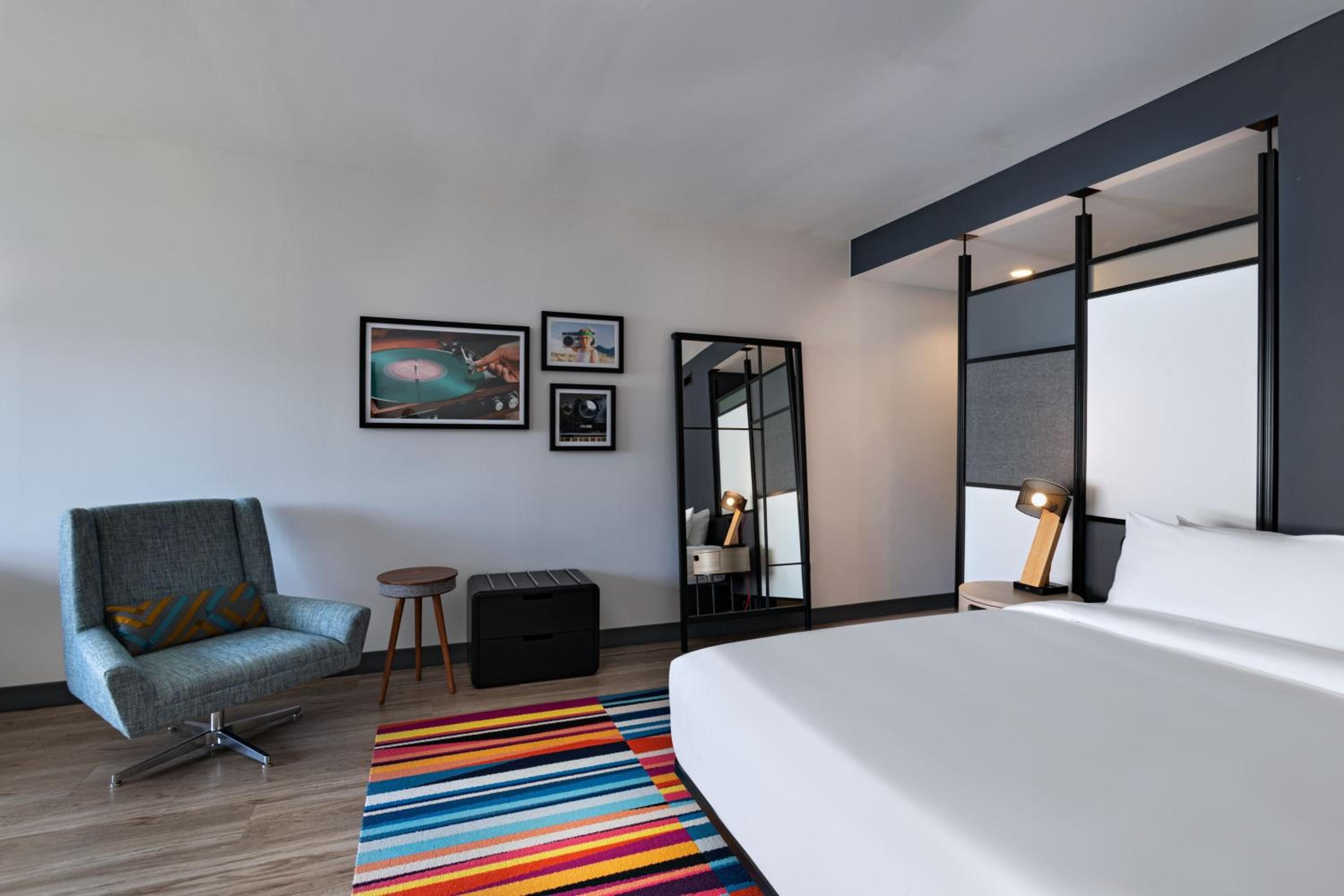 King Suite with Pool View