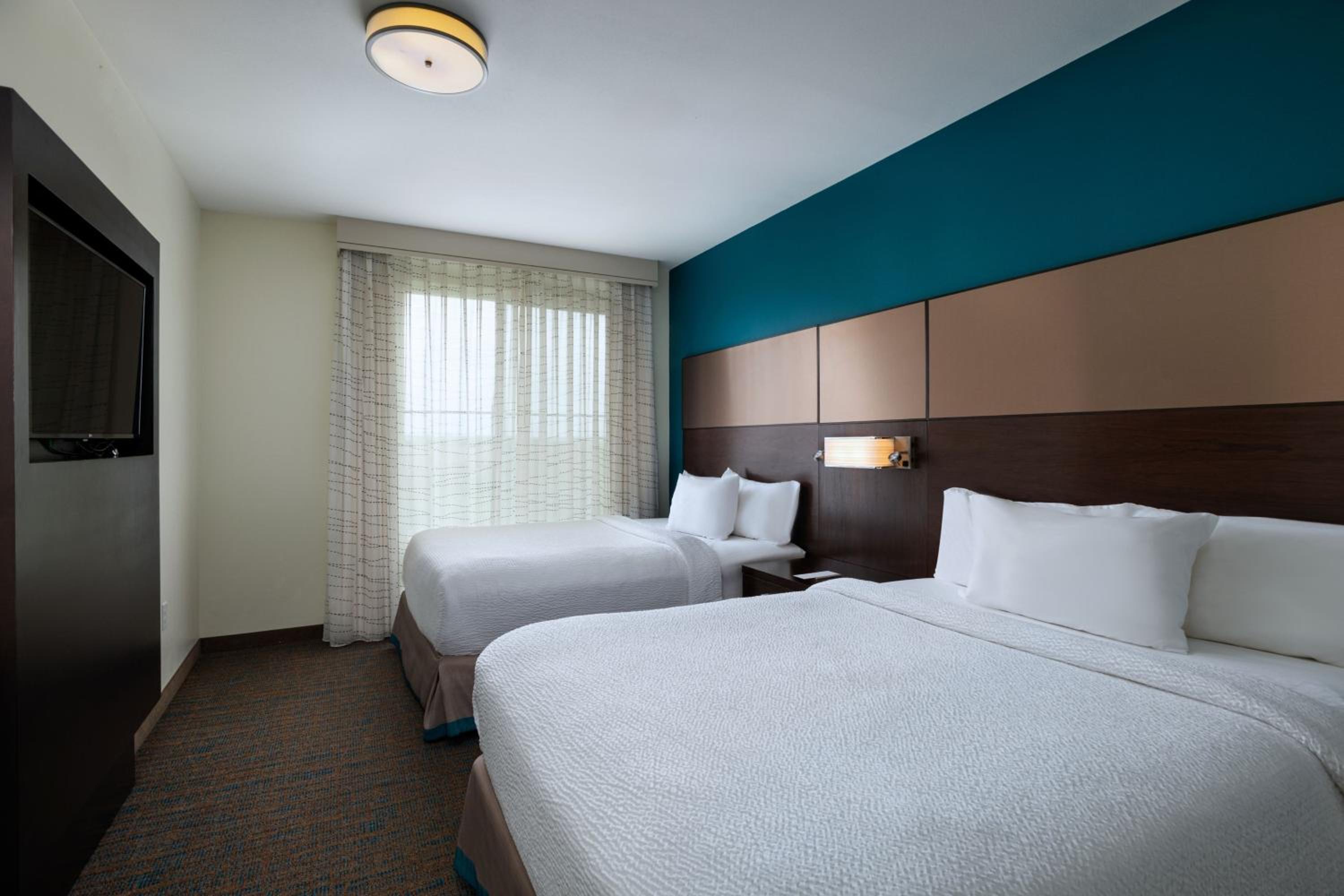 One-Bedroom Suite with Two Queen Beds photo 2