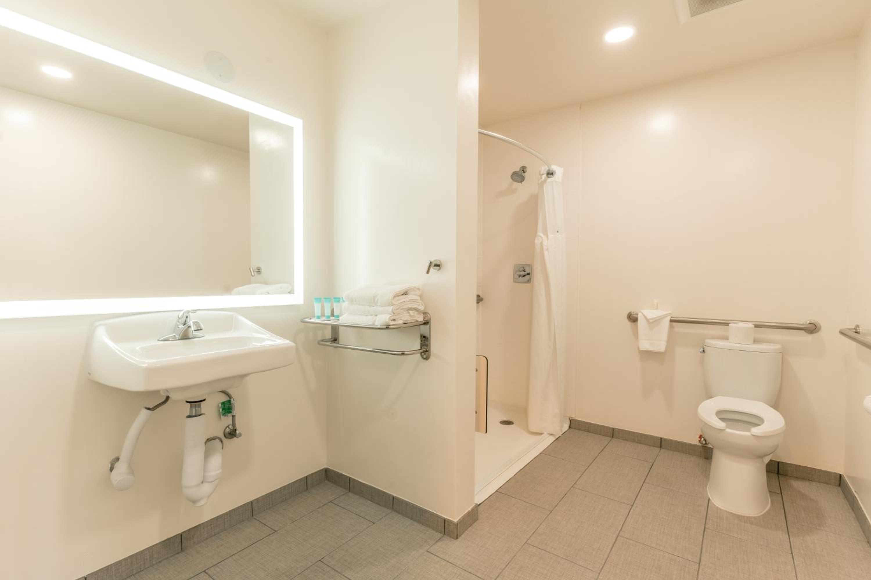 King Room with Mobility/Hearing Impaired Access - Non-Smoking - Photo 3