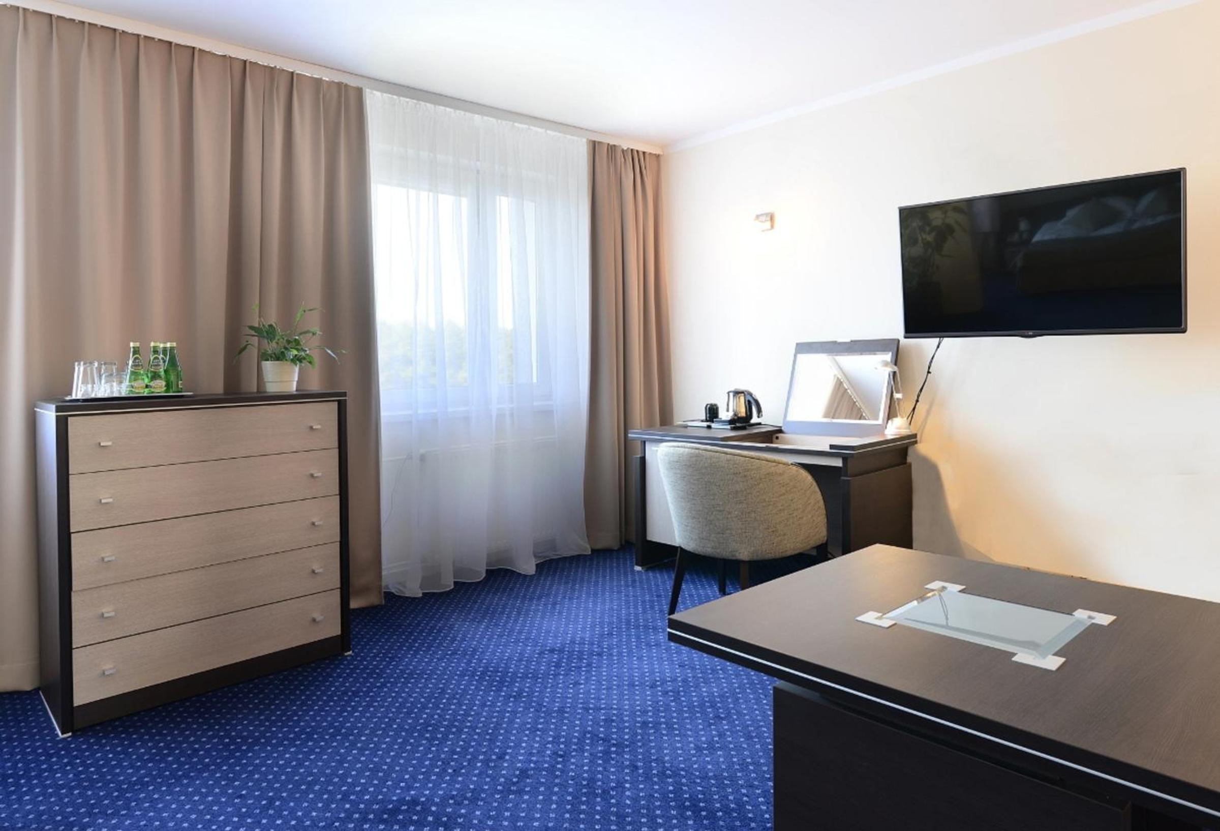 Deluxe Queen Room - Photo 6