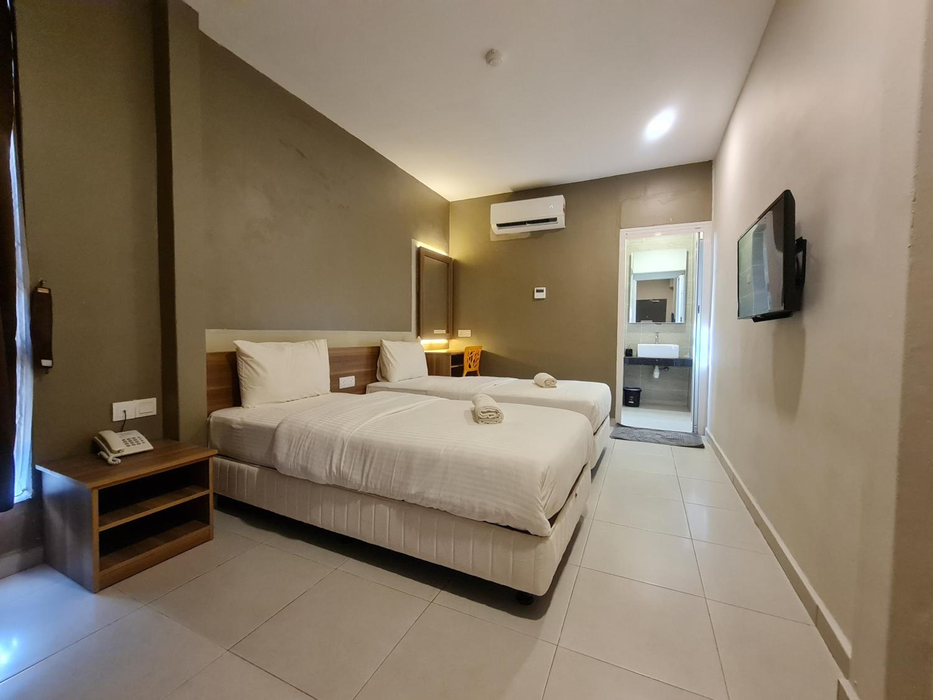 Superior Twin Room with City View - Photo 2