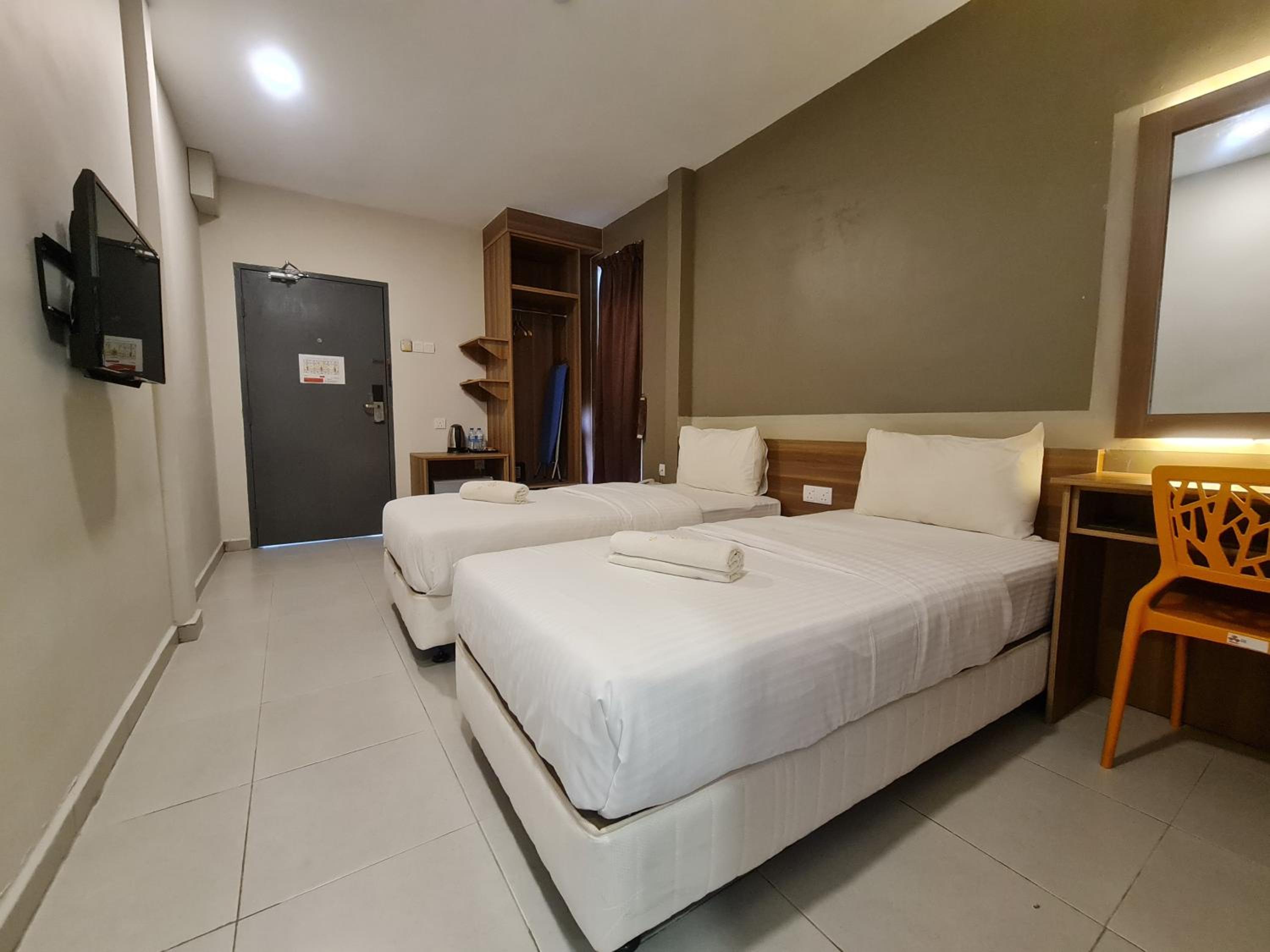 Superior Twin Room with City View - Photo 3