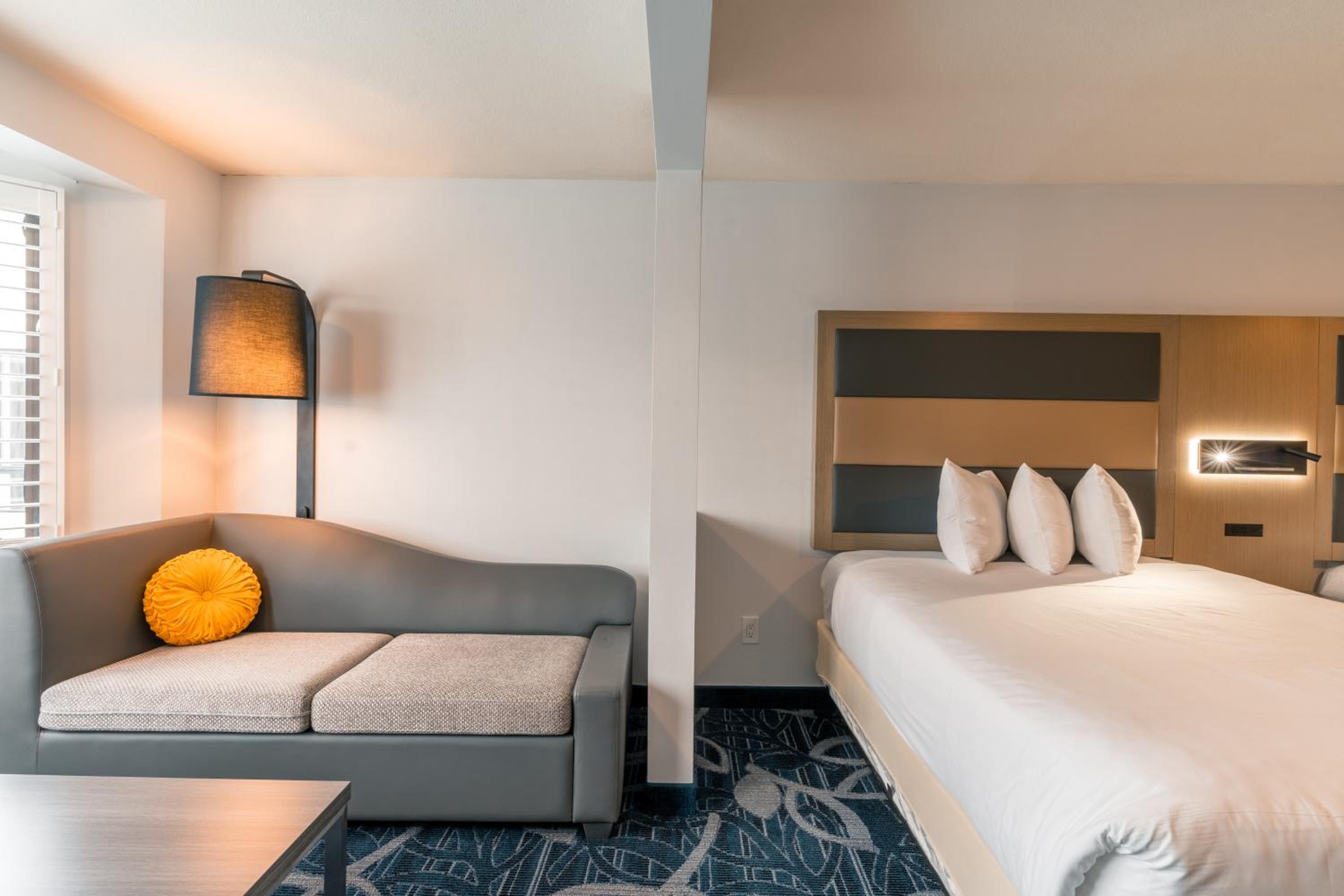 Deluxe Business Queen Room with Two Queen Beds - Non-Smoking - Photo 2
