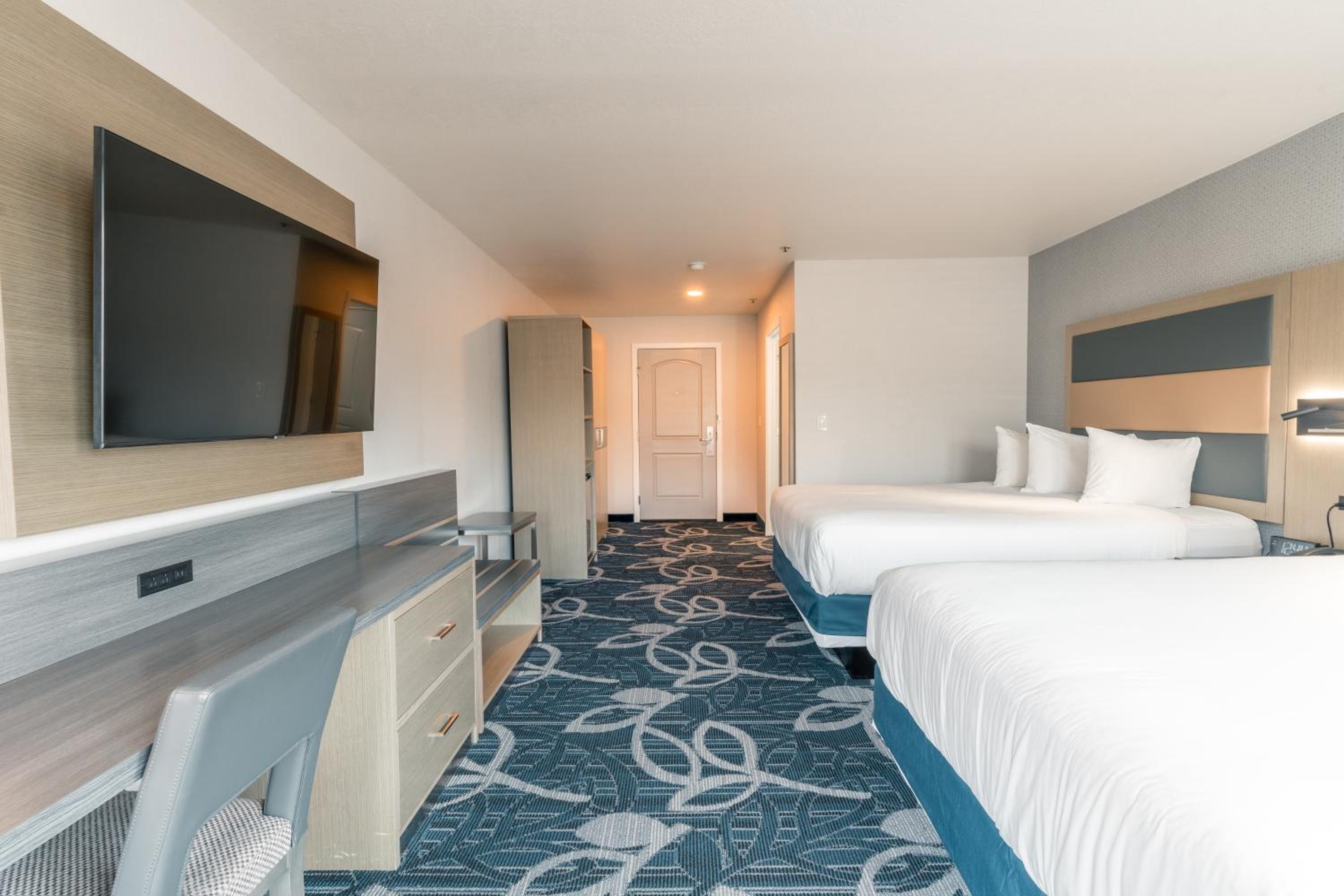 Queen Room with Two Queen Beds - Non-Smoking - Photo 3