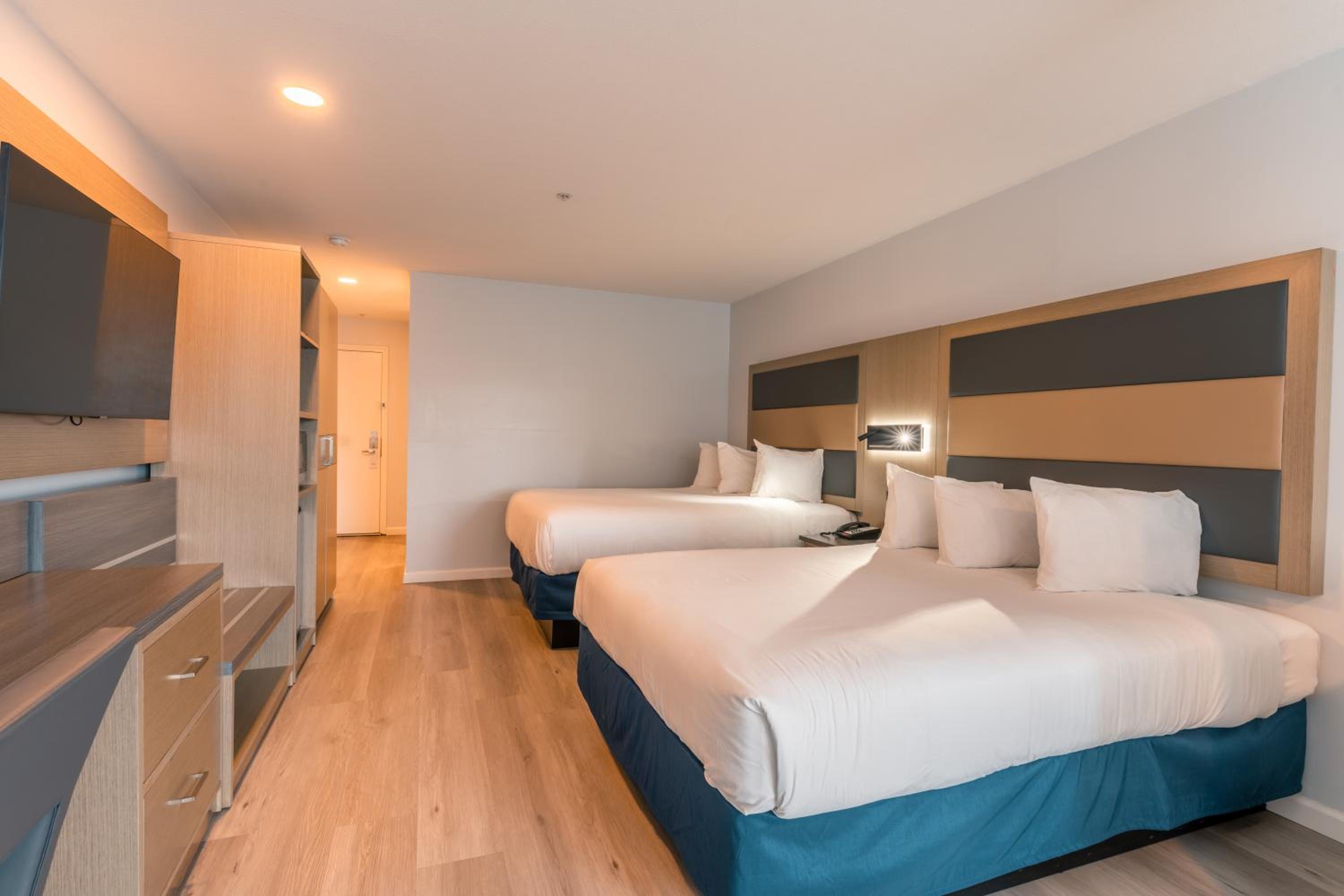 Queen Room with Two Queen Beds - Non-Smoking - Photo 4