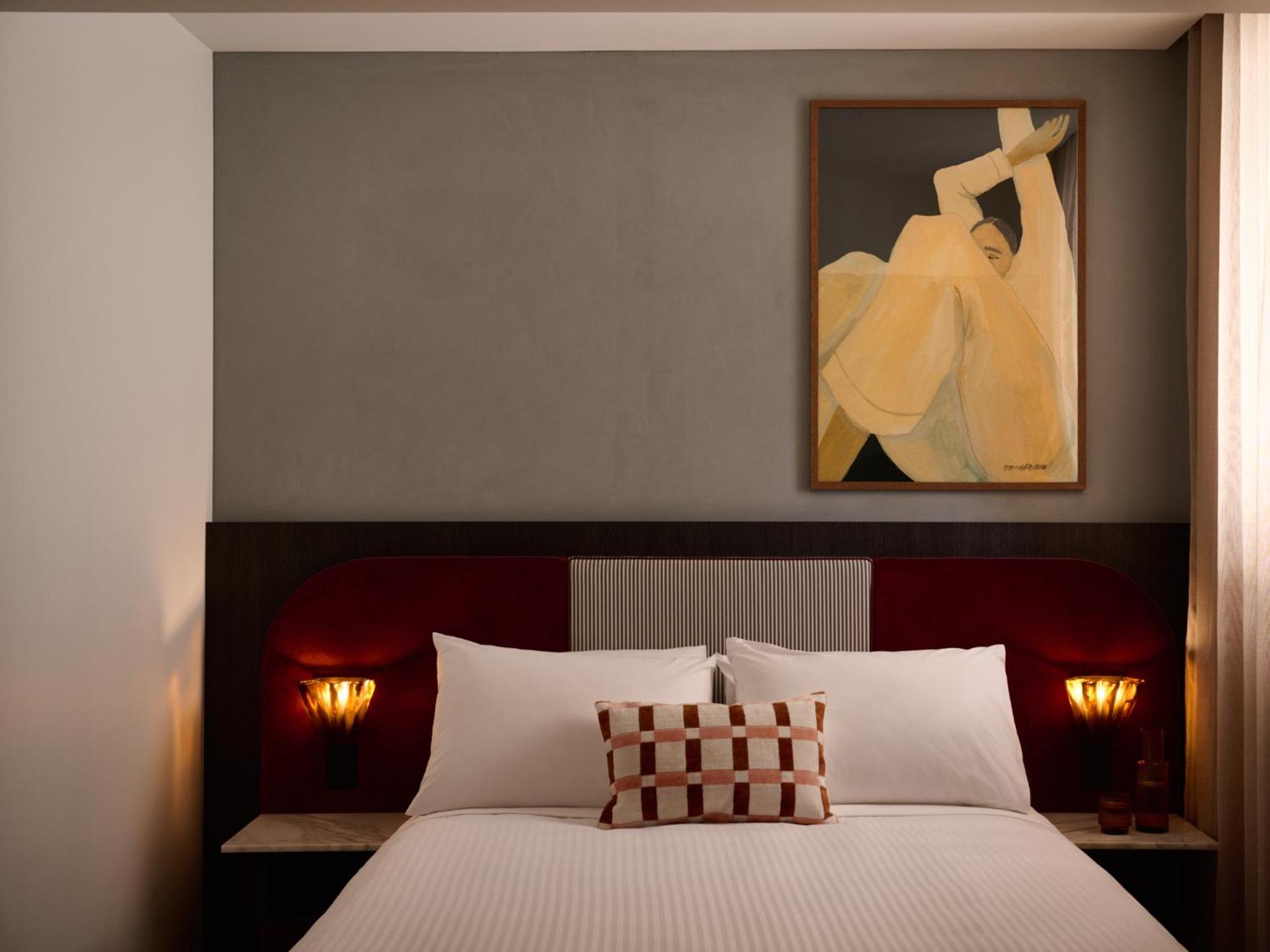 Morris Queen Room thumbnail 6