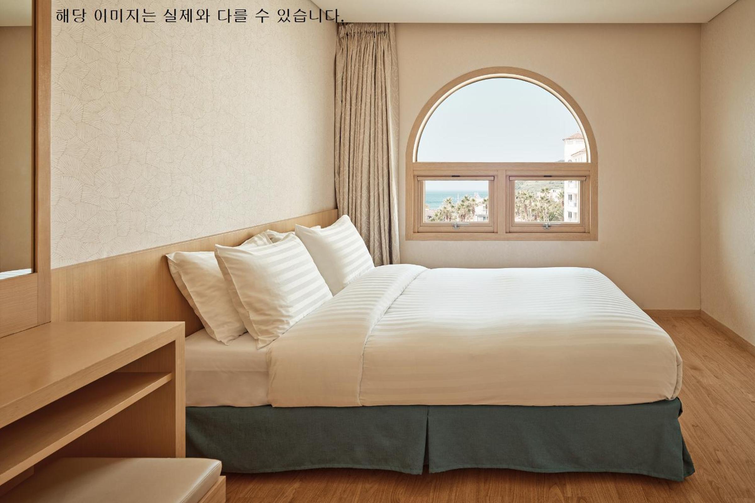 Suite - Double Room (With Kitchenette, Ocean View)