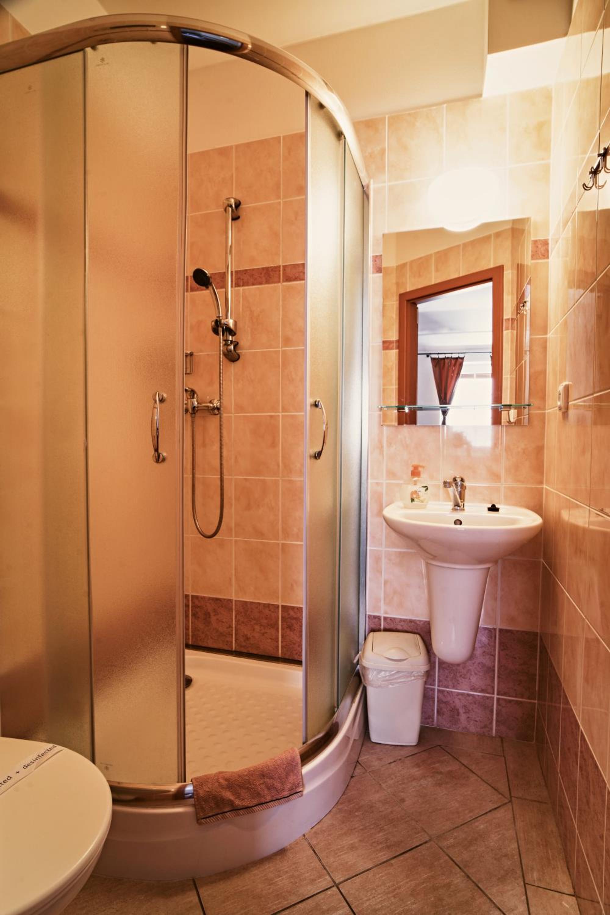 Twin Room with Private Bathroom - Photo 3