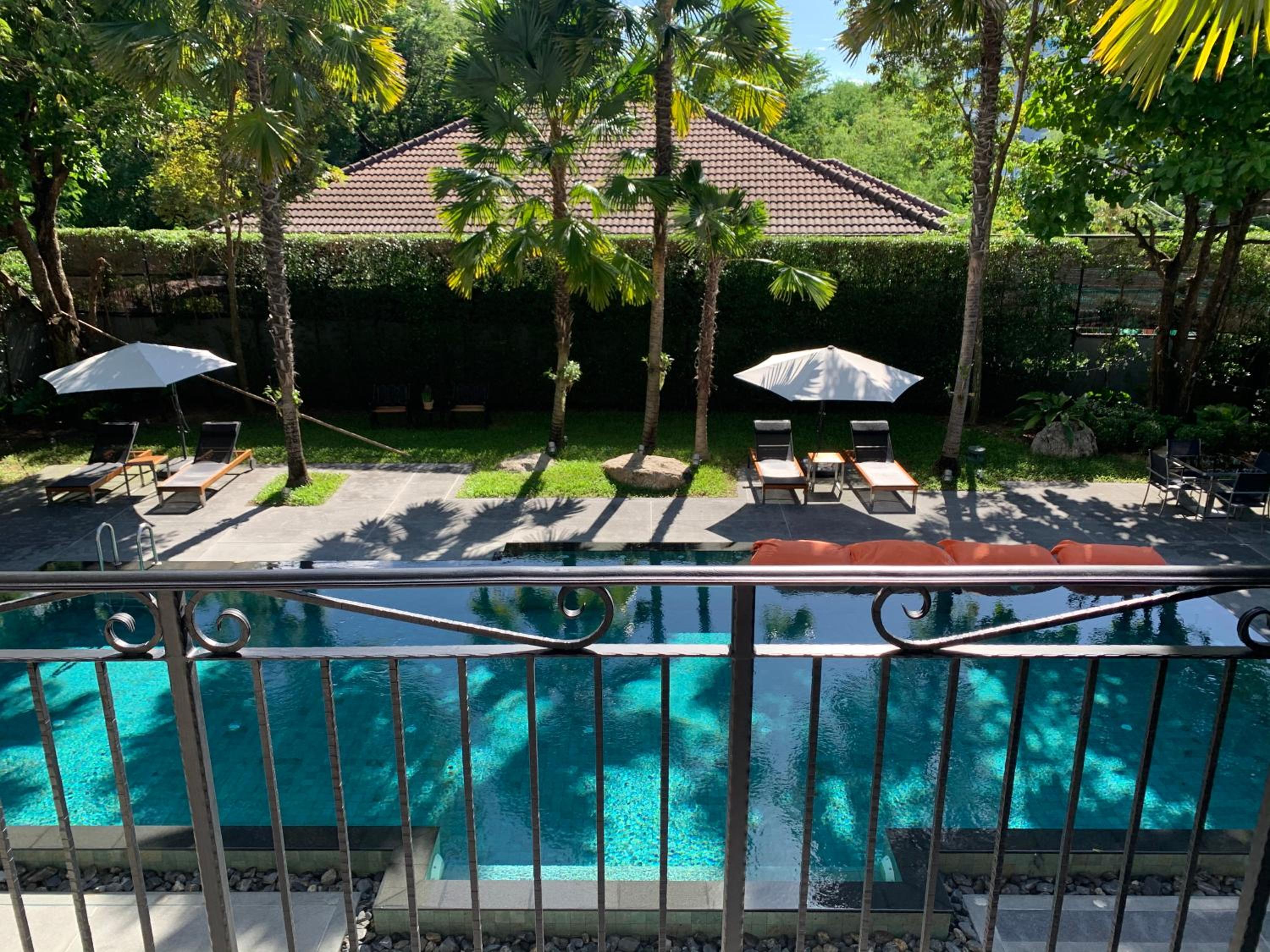 Deluxe Pool View - Photo 5