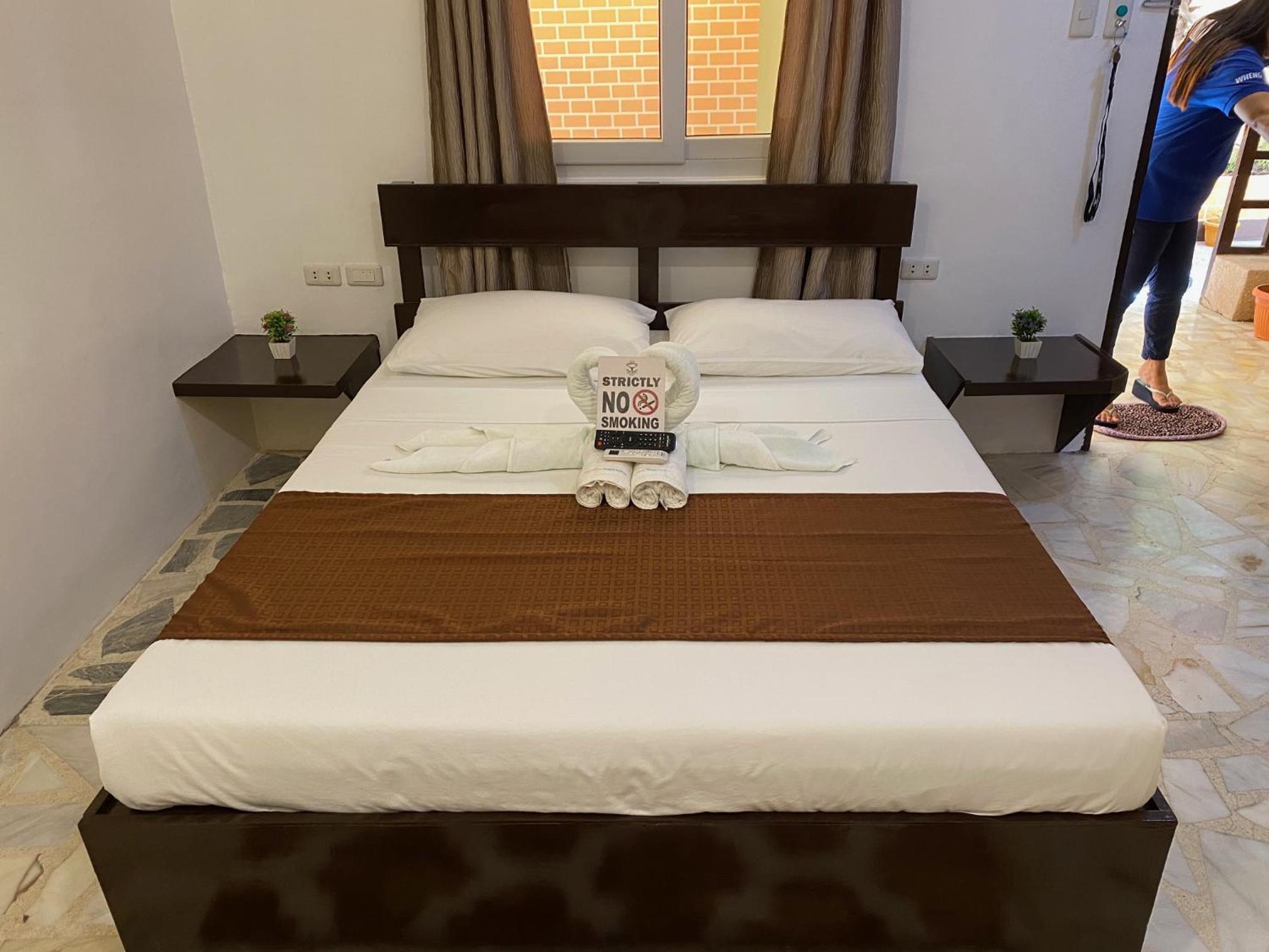 Deluxe Double Room with Balcony - Photo 17